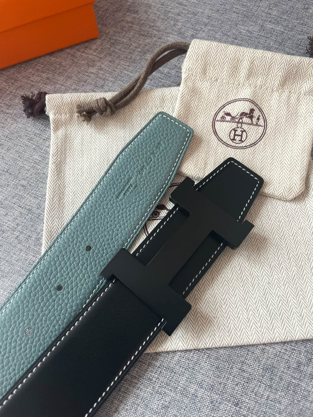 H CONSTANCE REVERSIBLE BELT 38MM BLACK BUCKLE BLACK SKY BLUE LEATHER
