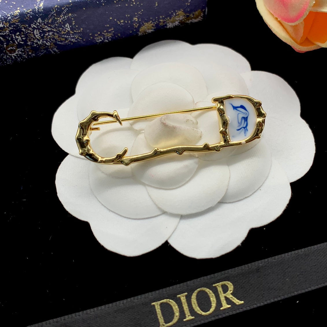 CD Brooch 176977