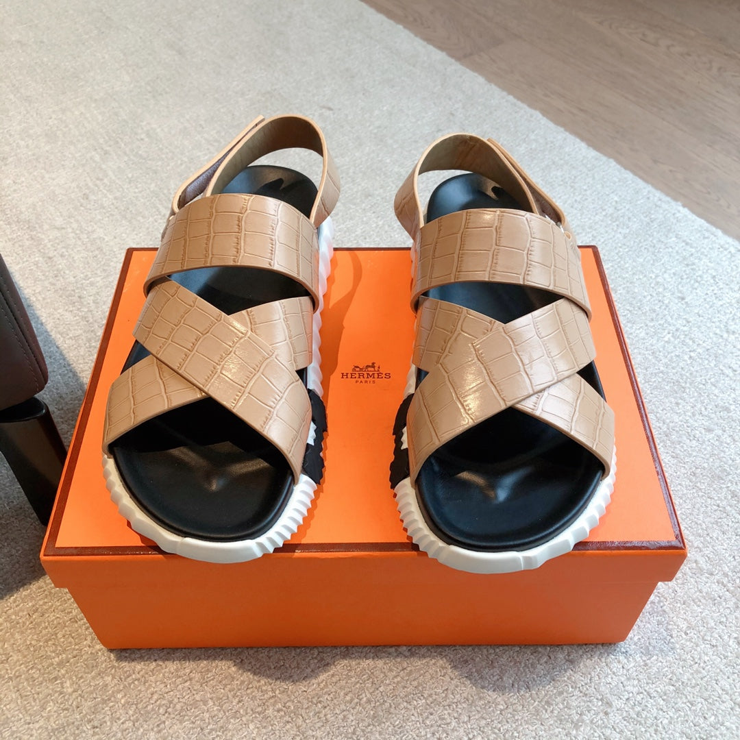 HM ELECTRIC CROCODILE MOTIF SANDAL TAN CALFSKIN