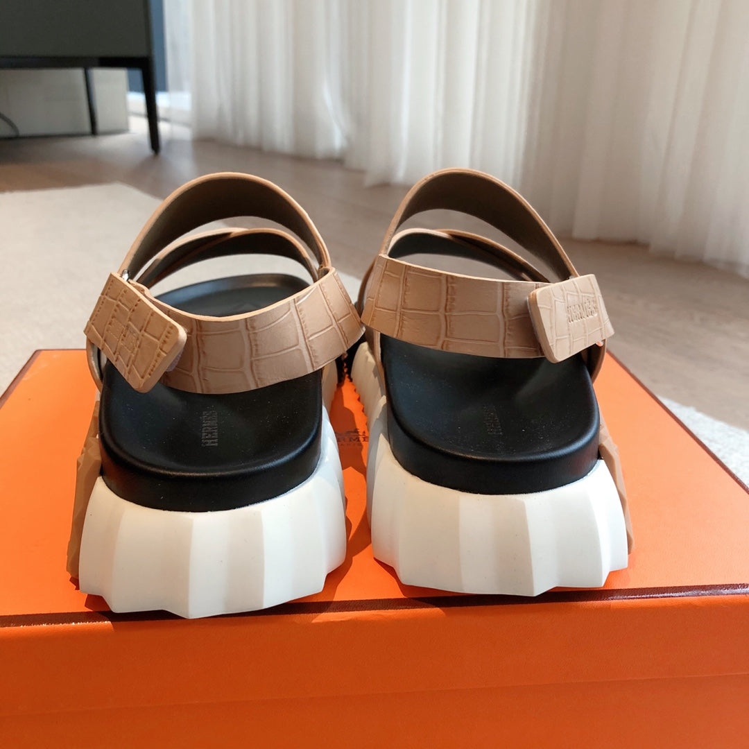 HM ELECTRIC CROCODILE MOTIF SANDAL TAN CALFSKIN