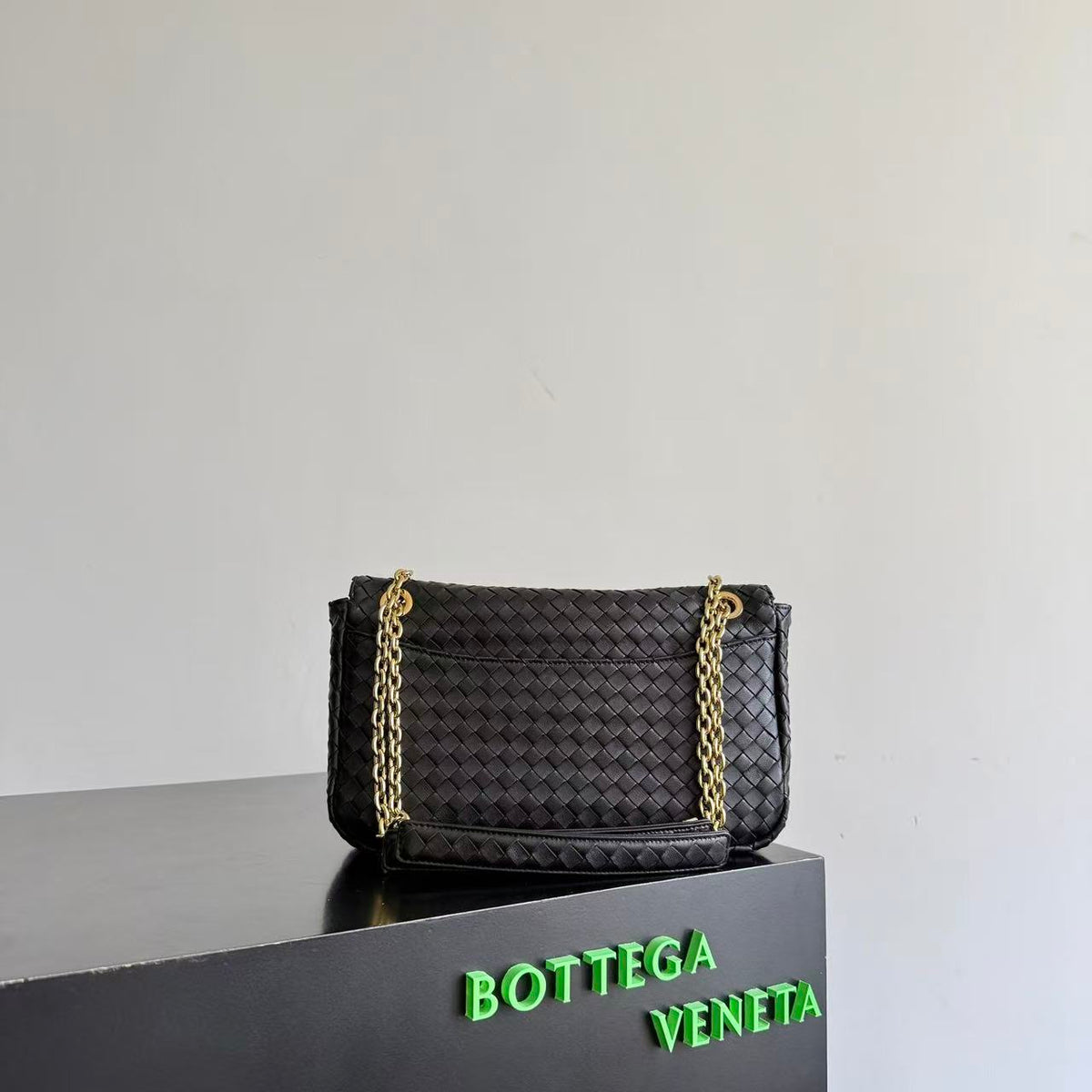 Bottega Veneta 2026 Madison Intrecciato Bag 27cm Black Leather