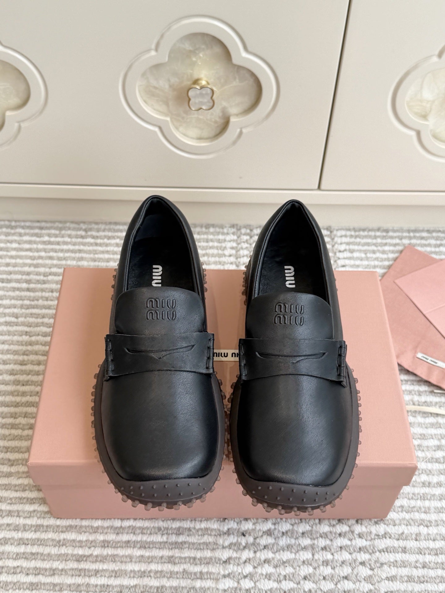 Miumiu 2026 Retro Distressed Loafers Cowhide 955676