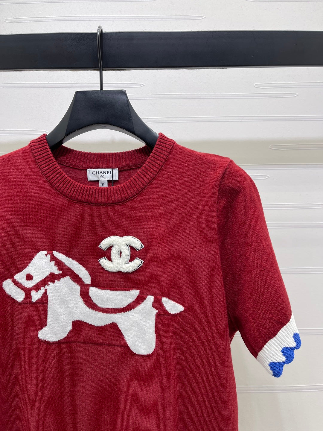 Chanel 2026 Horse Crew Neck Knit Short-Sleeve Shirt Red White Wool 402535
