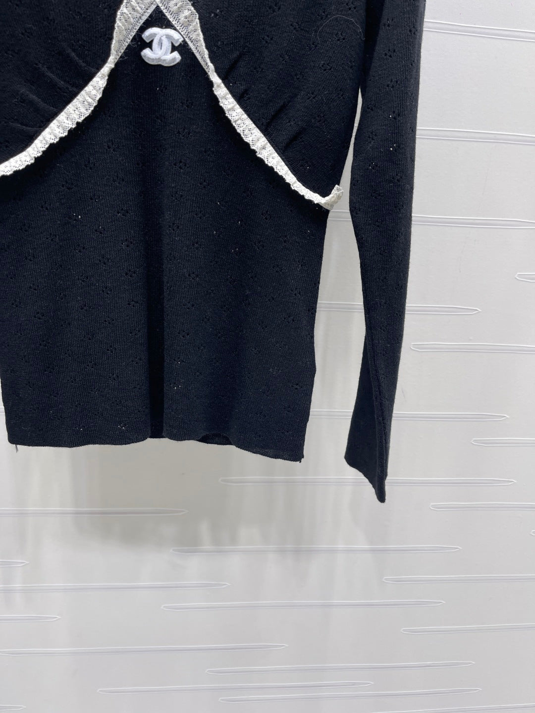 Chanel 2026 Lace-trimmed Knit V-neck Long-sleeved Top Wool 773815