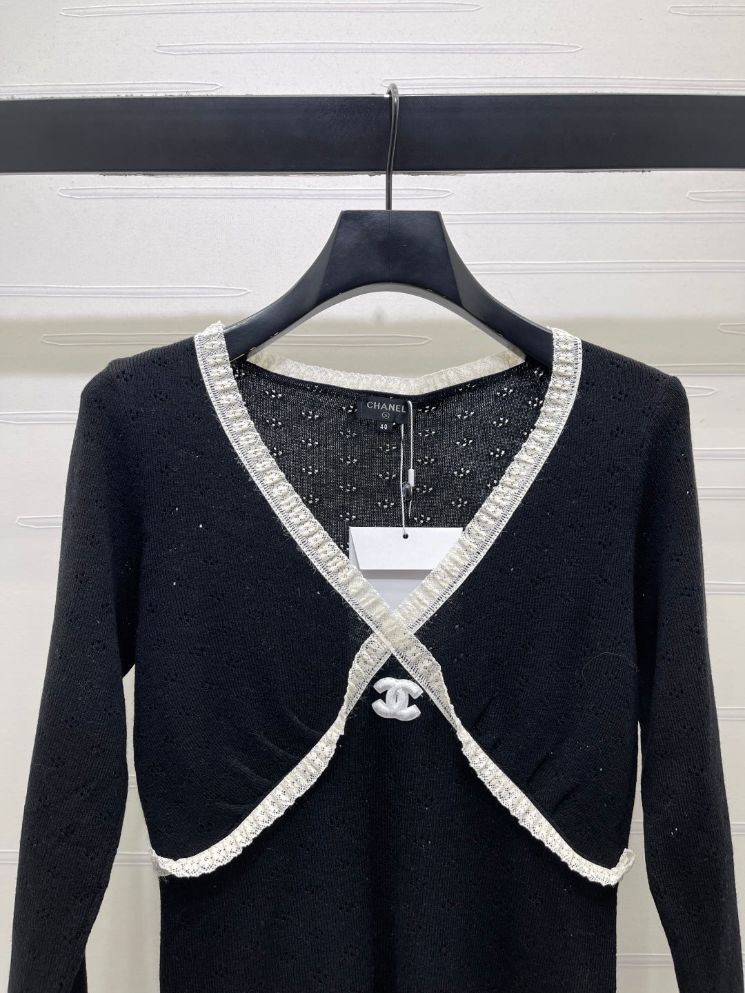Chanel 2026 Lace-trimmed Knit V-neck Long-sleeved Top Wool 773815