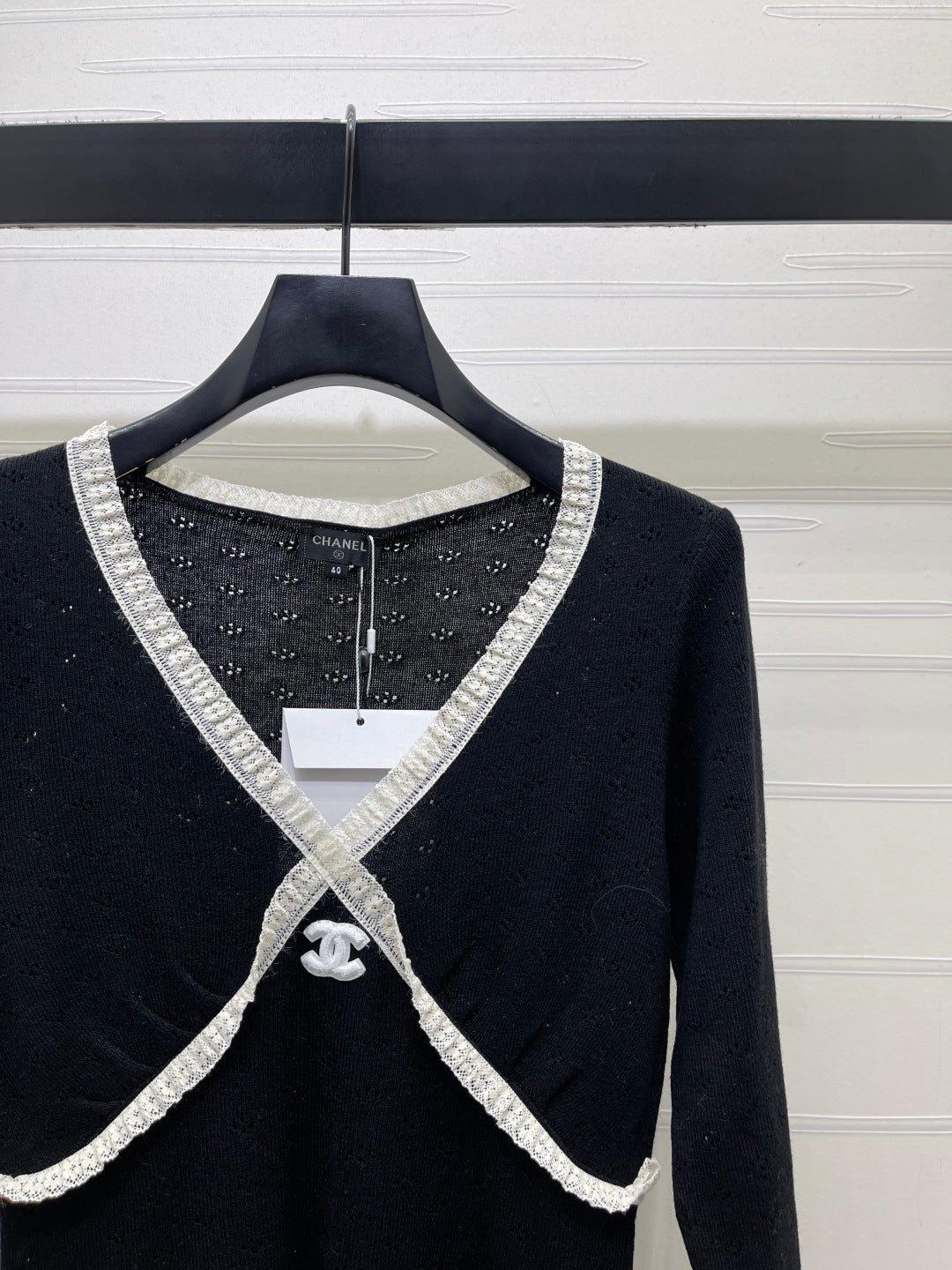 Chanel 2026 Lace-trimmed Knit V-neck Long-sleeved Top Wool 773815