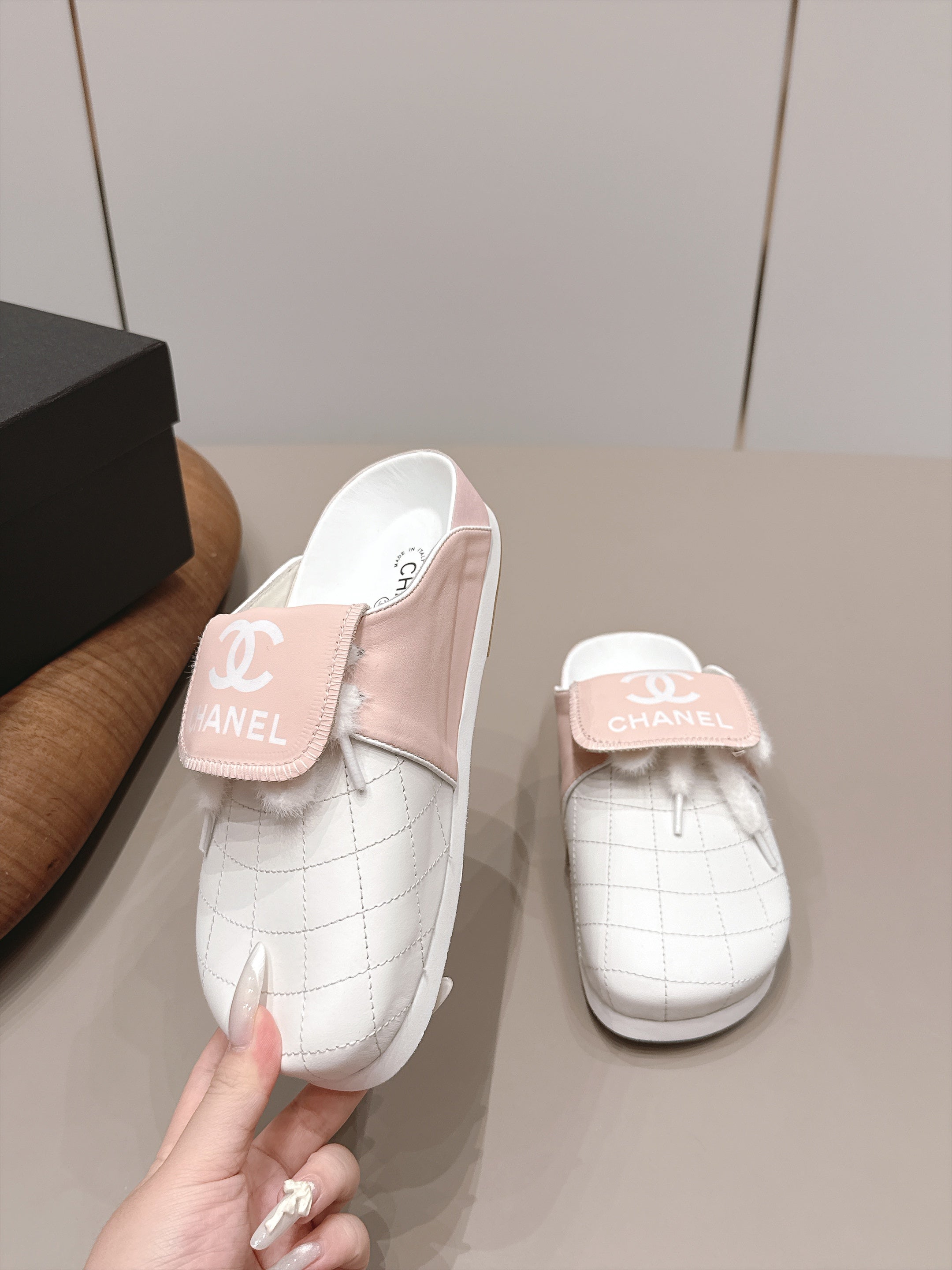 Chanel 2026 Closed-Toe Mules Leather 976805