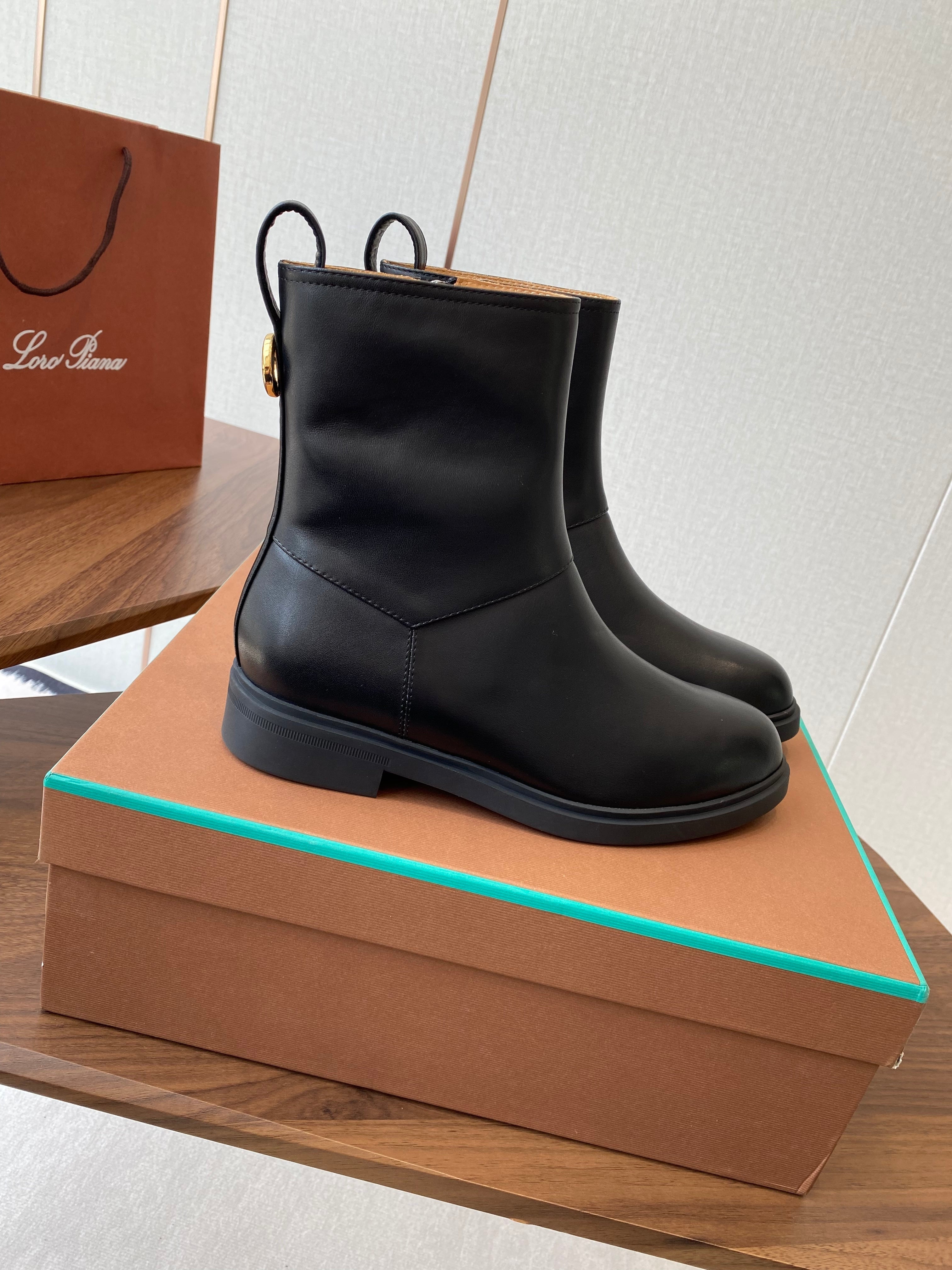 LP latest short boots black  calfskin 388110