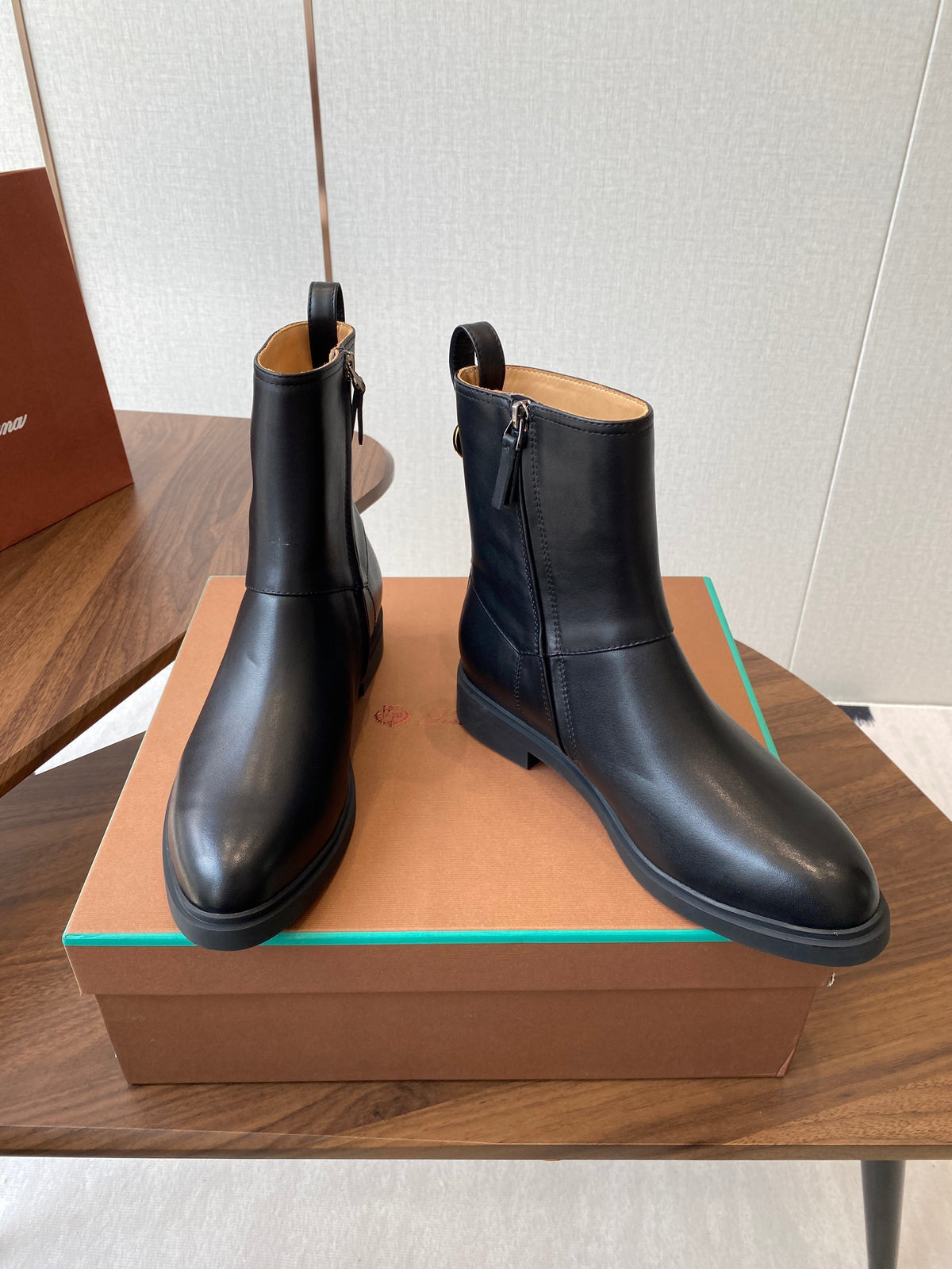 LP latest short boots black  calfskin 388110