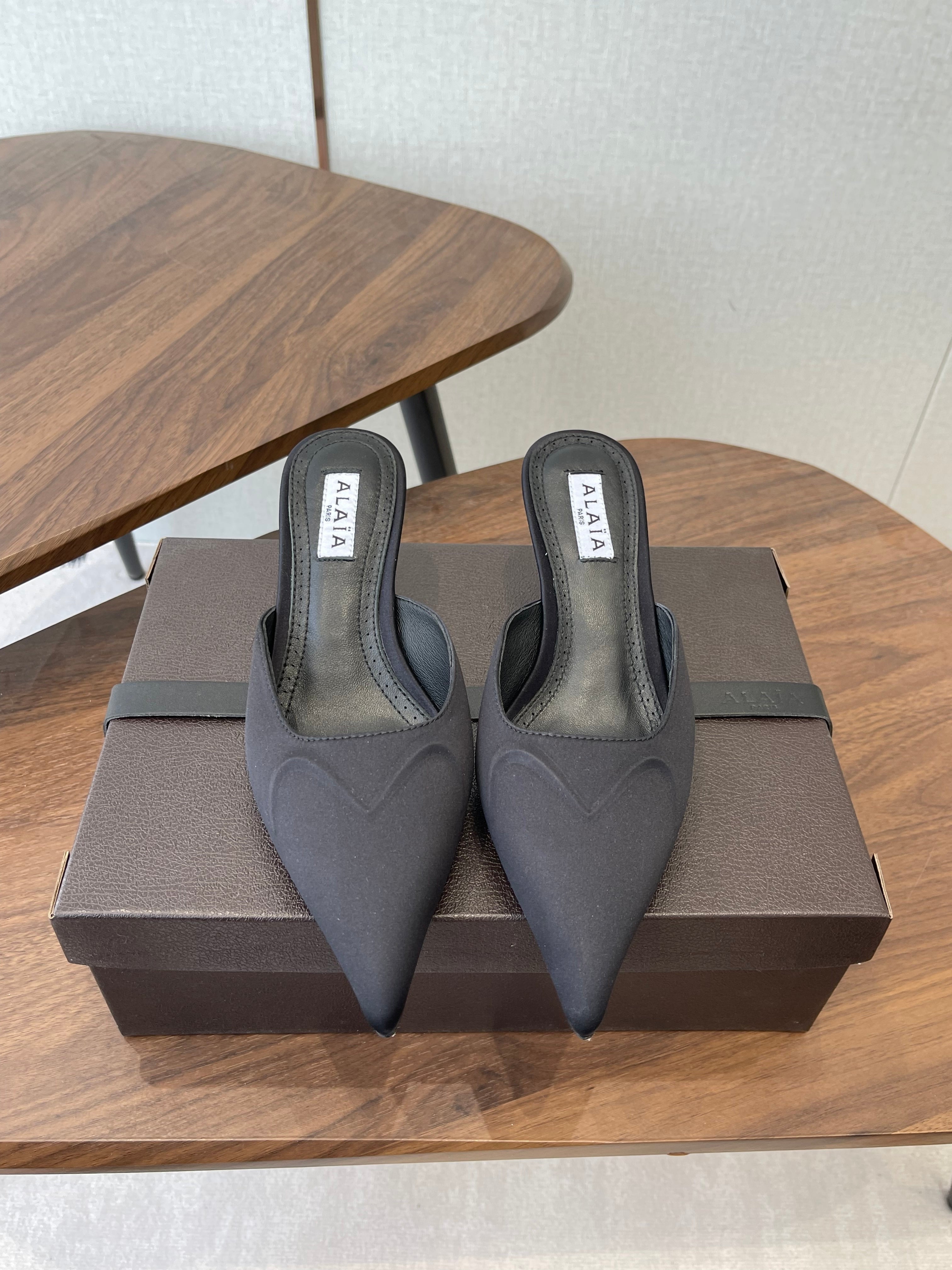 Alaia 26  Pointed-toe Mules 50 Black Sheepskin 624906
