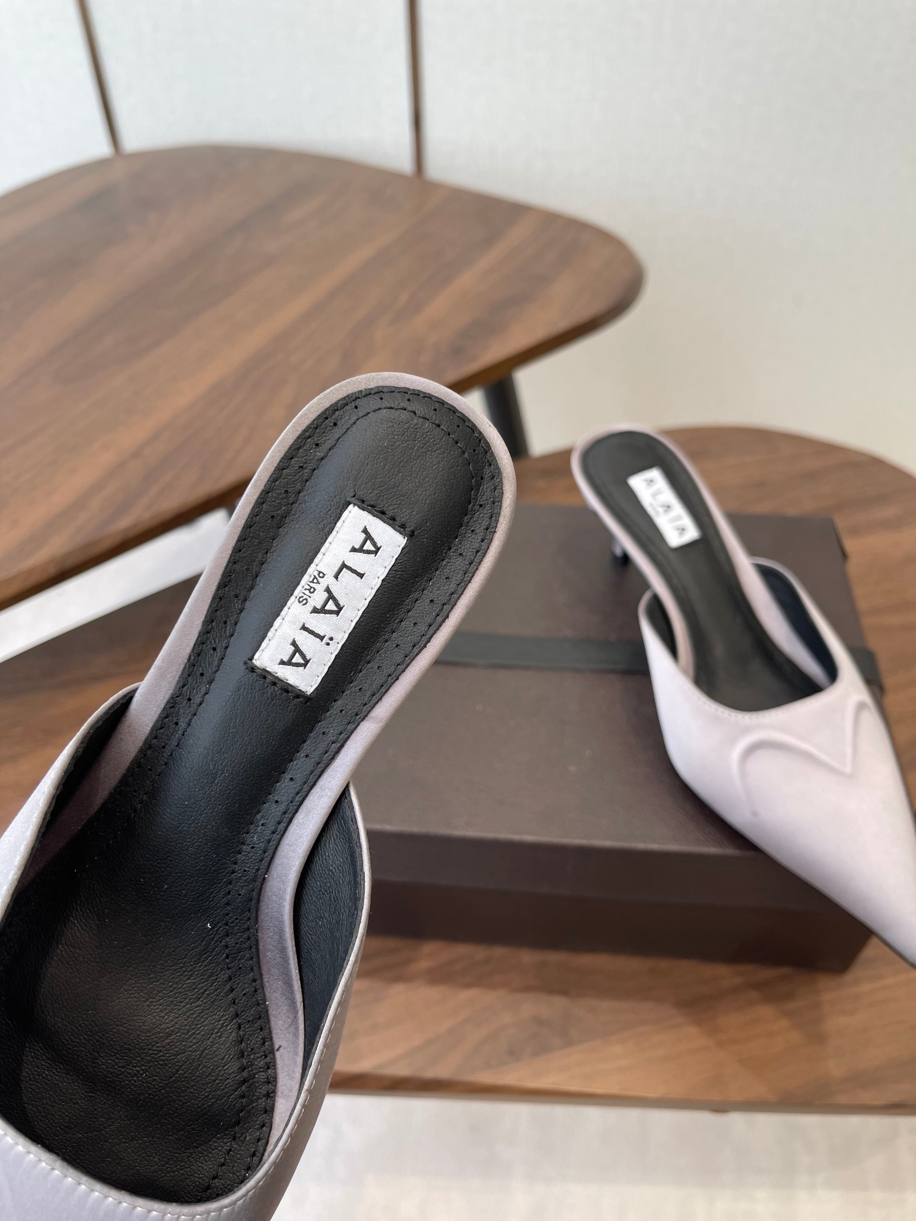 Alaia 26  Pointed-toe Mules 50 Light Gray Sheepskin 624911