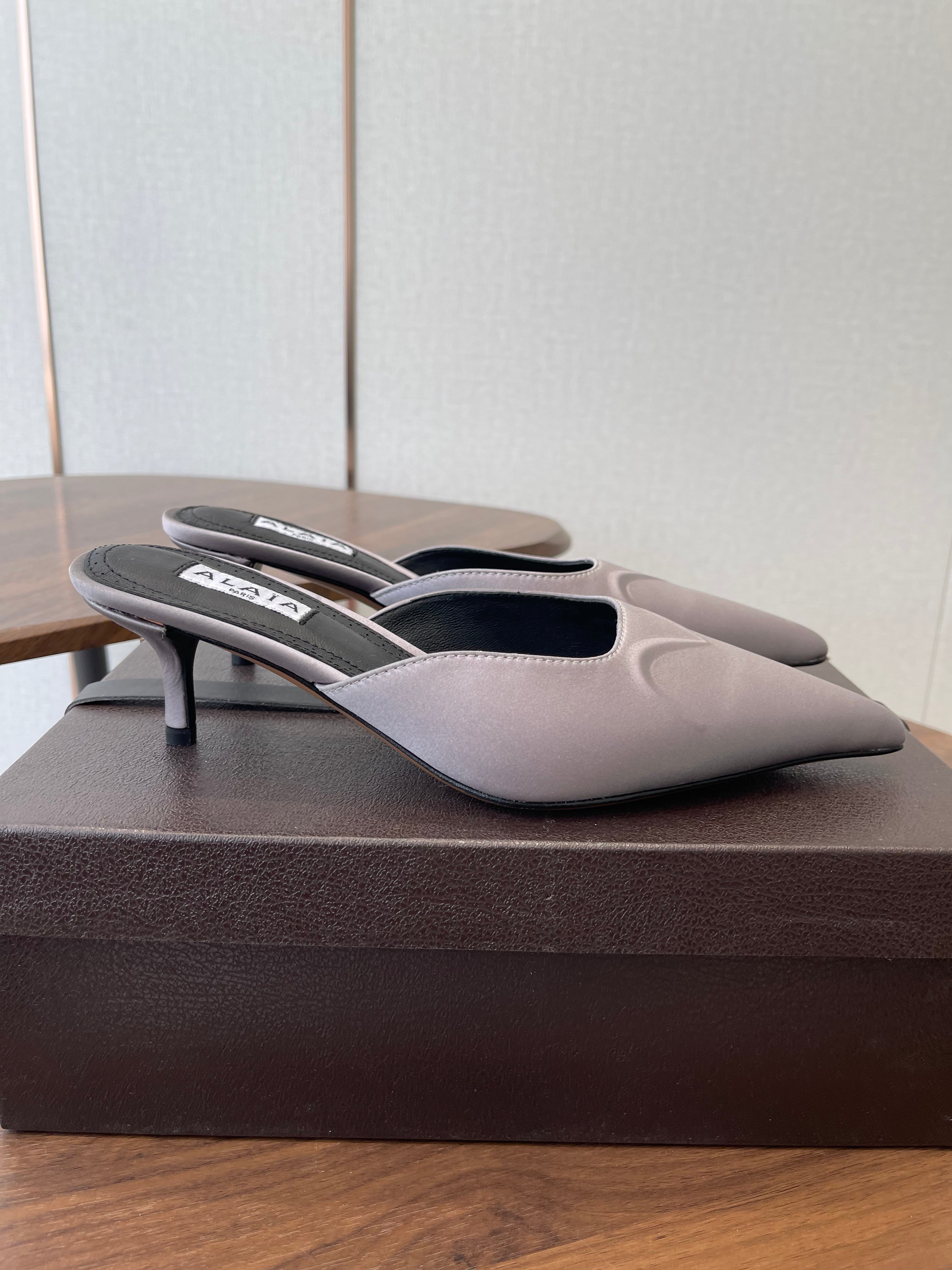 Alaia 26  Pointed-toe Mules 50 Light Gray Sheepskin 624911