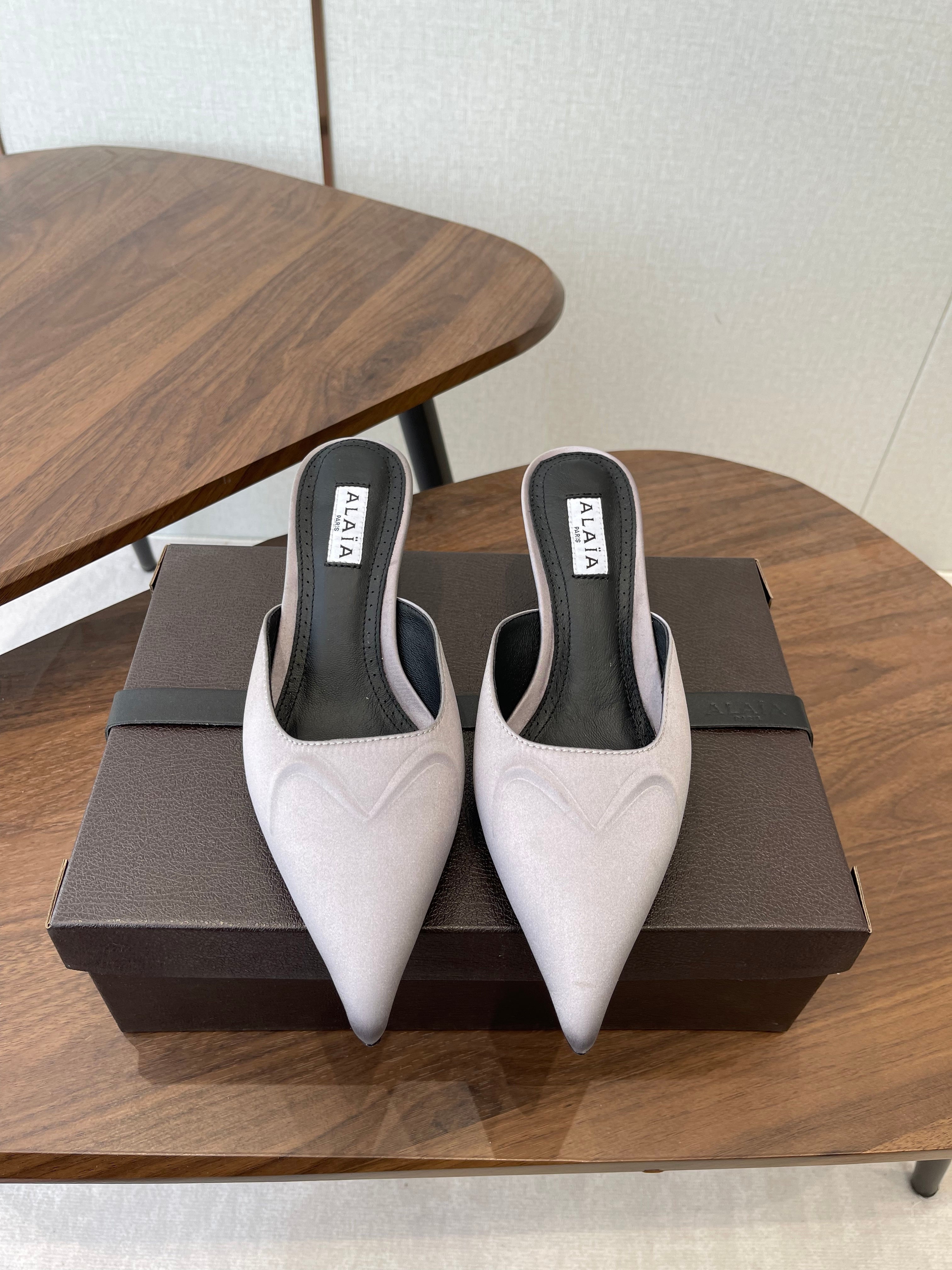 Alaia 26  Pointed-toe Mules 50 Light Gray Sheepskin 624911
