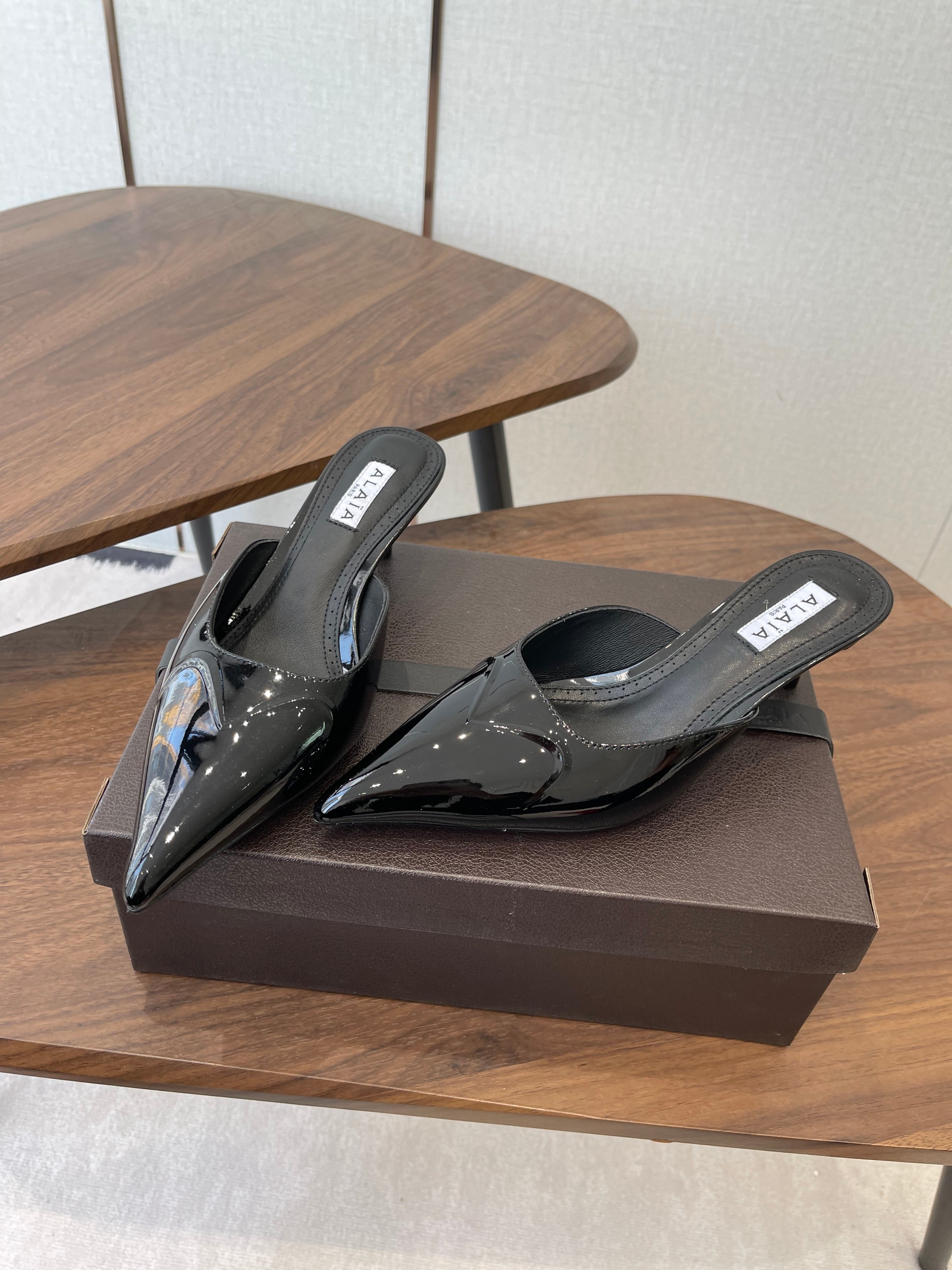Alaia 26  Pointed-toe Mules 50 Black Patent Leather 624912