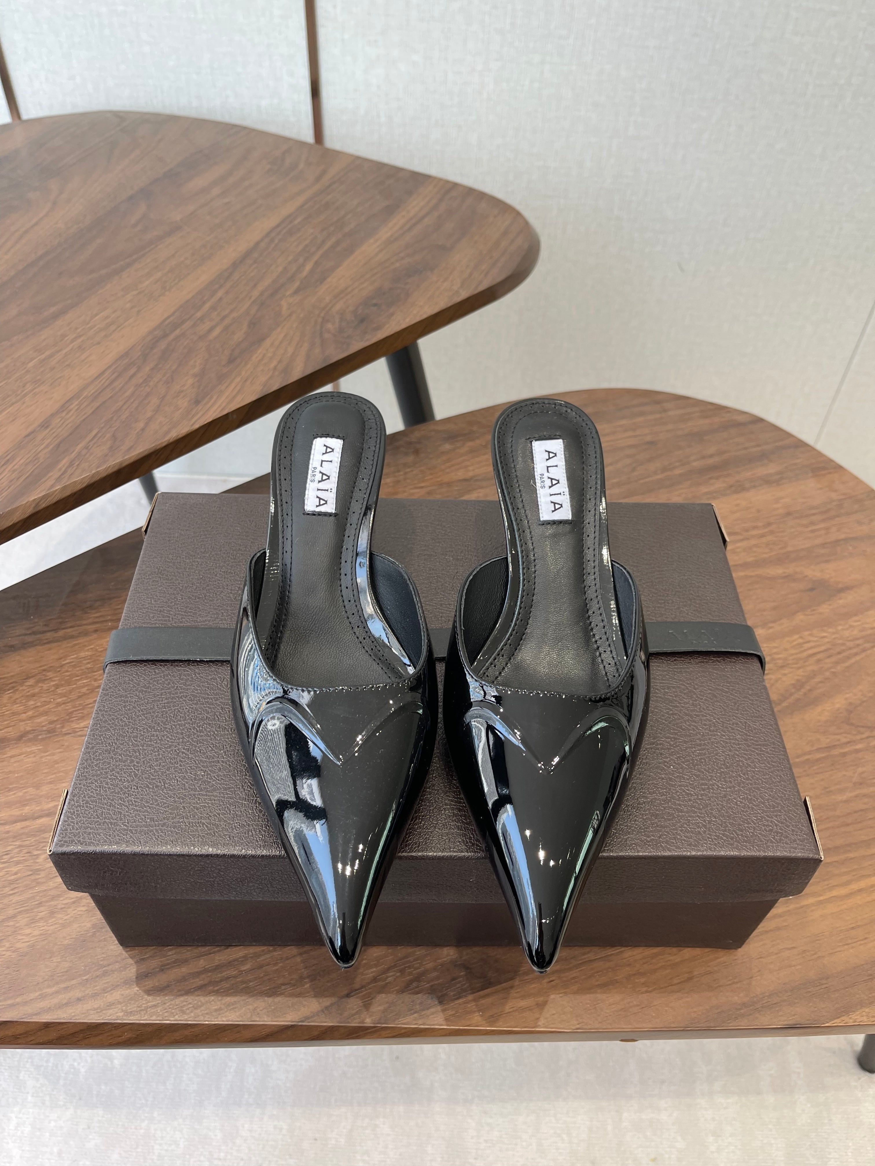 Alaia 26  Pointed-toe Mules 50 Black Patent Leather 624912