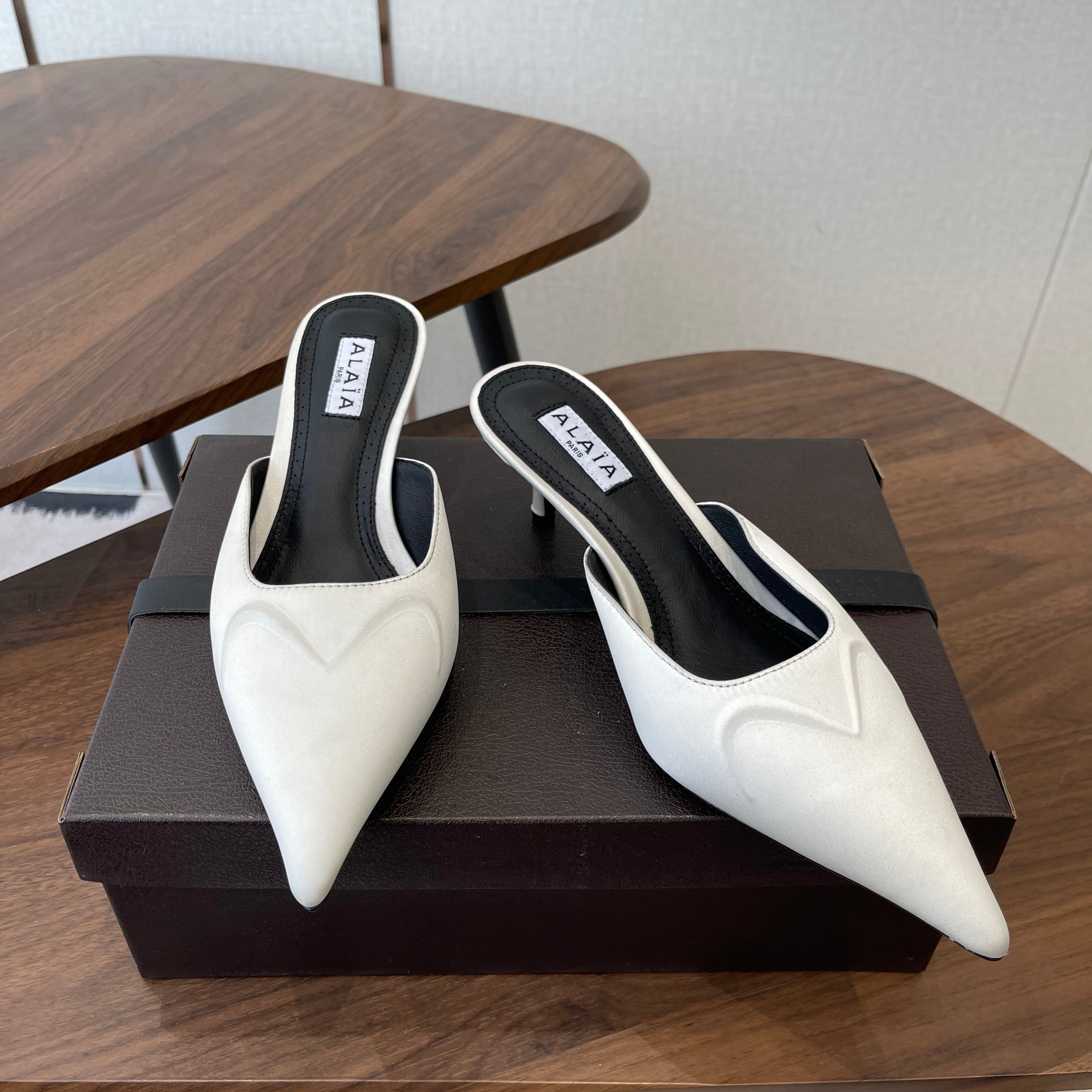 Alaia 26  Pointed-toe Mules 50 White Black Sheepskin 624913