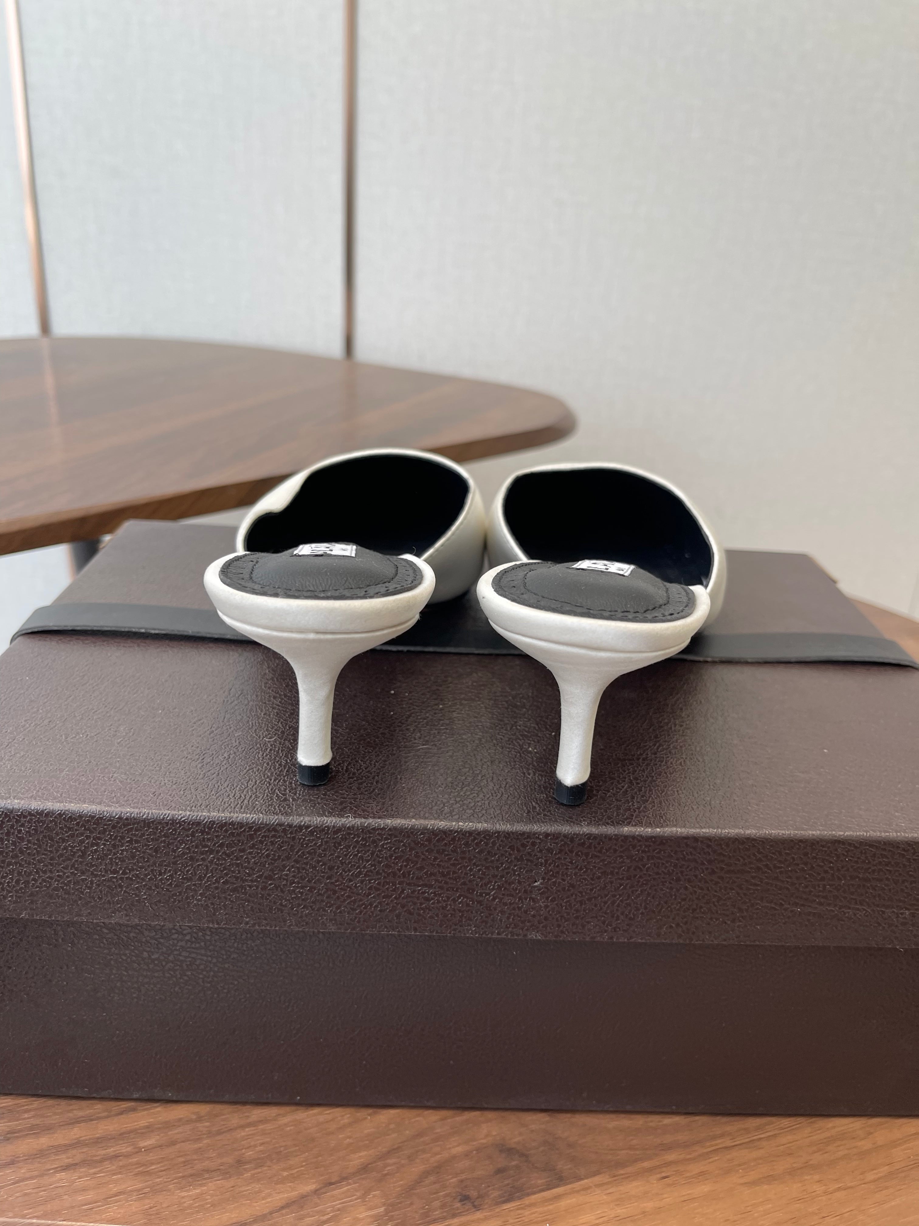 Alaia 26  Pointed-toe Mules 50 White Black Sheepskin 624913