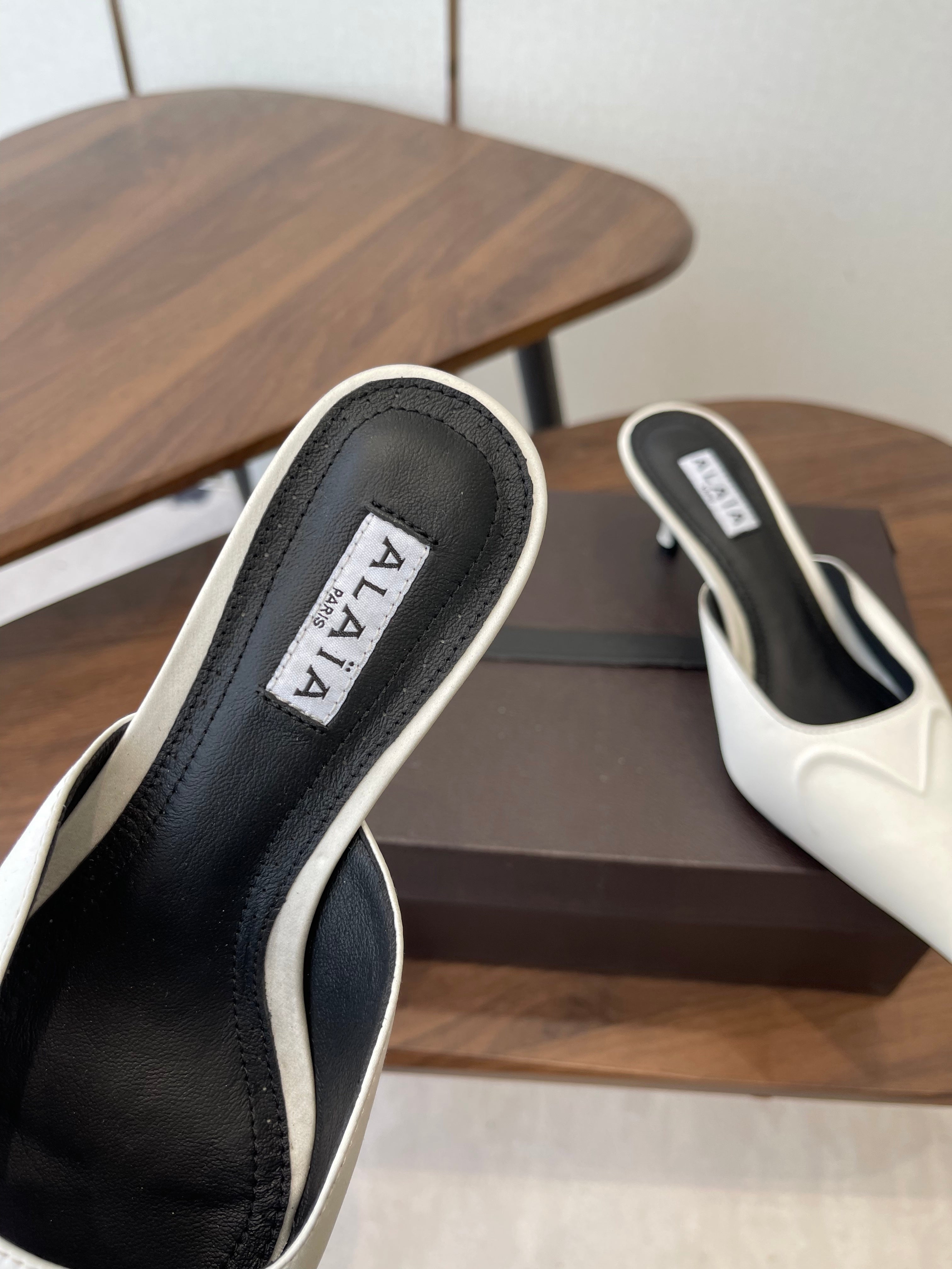 Alaia 26  Pointed-toe Mules 50 White Black Sheepskin 624913