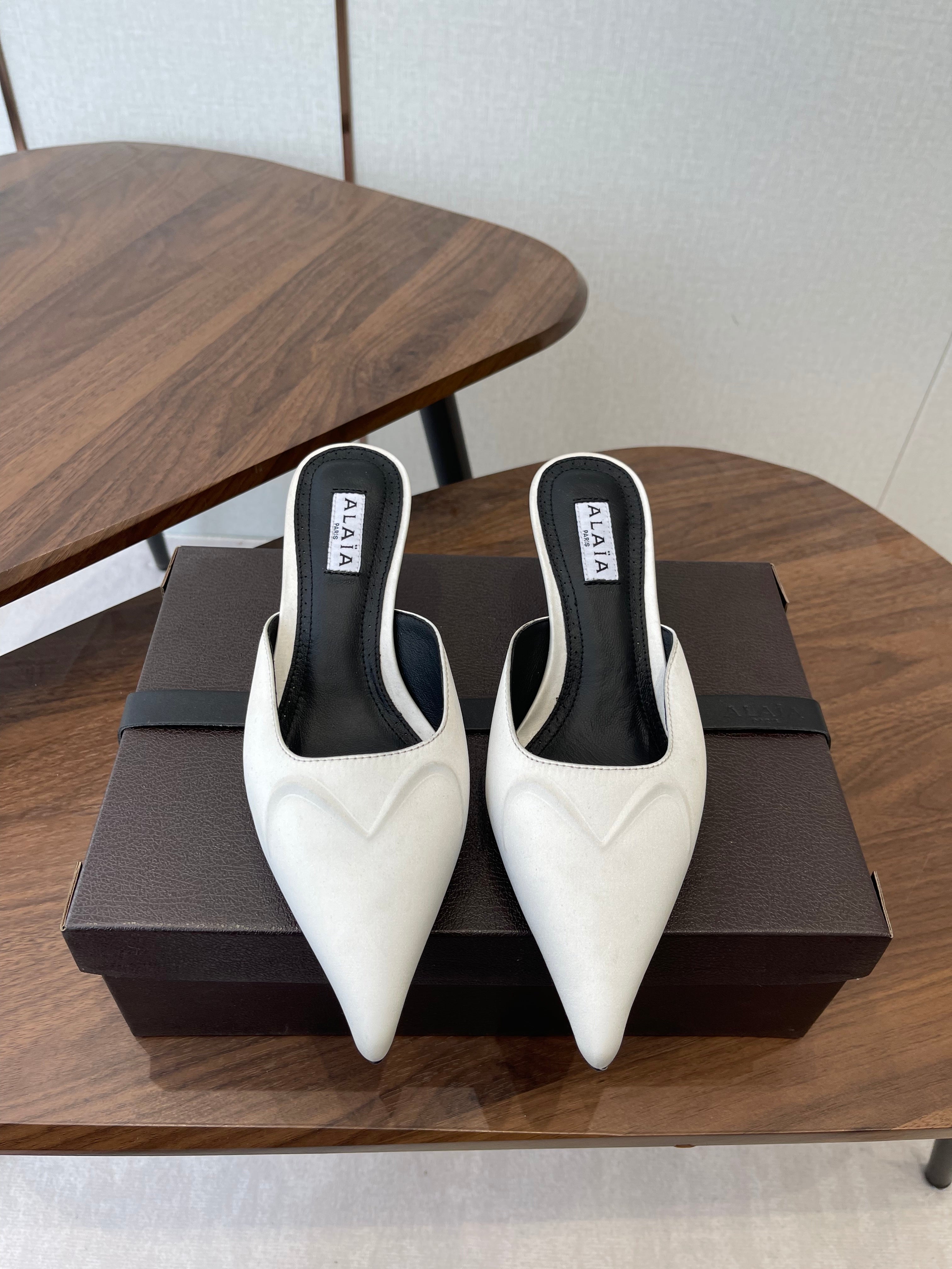 Alaia 26  Pointed-toe Mules 50 White Black Sheepskin 624913