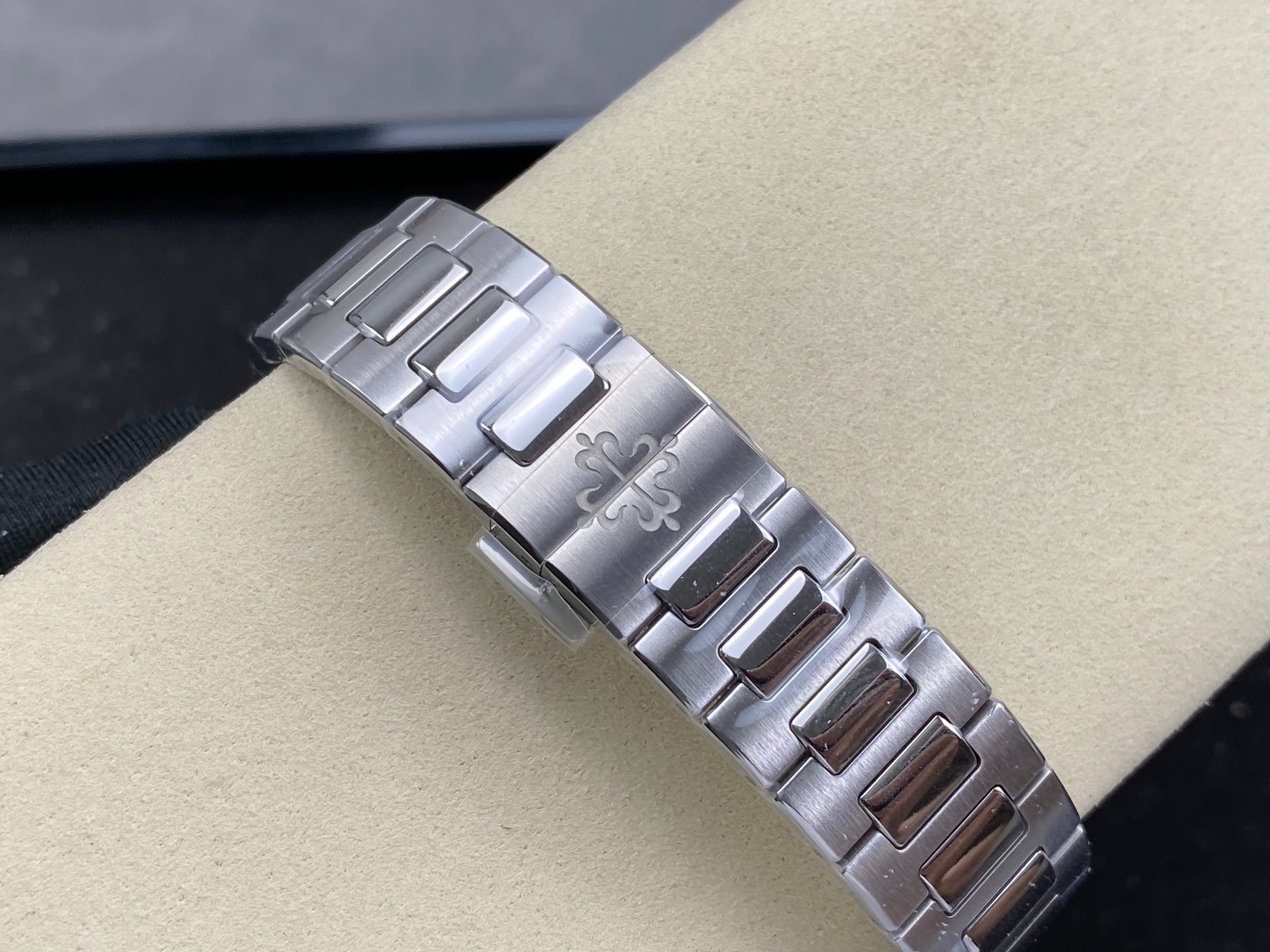 Patek Philippe Nautilus 35mm Cream Dial Sliver Case Diamond Bezel