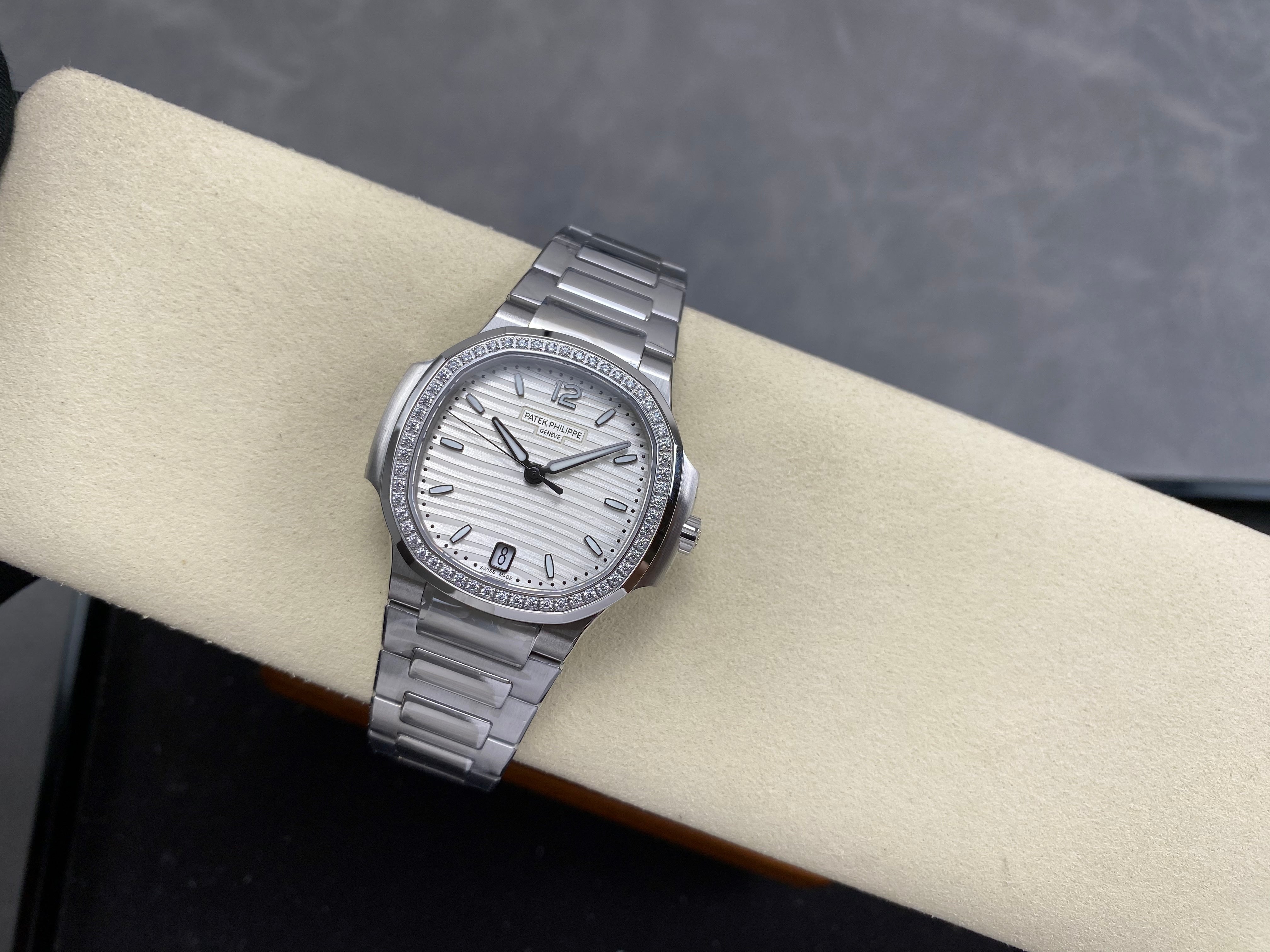 Patek Philippe Nautilus 35mm Cream Dial Sliver Case Diamond Bezel