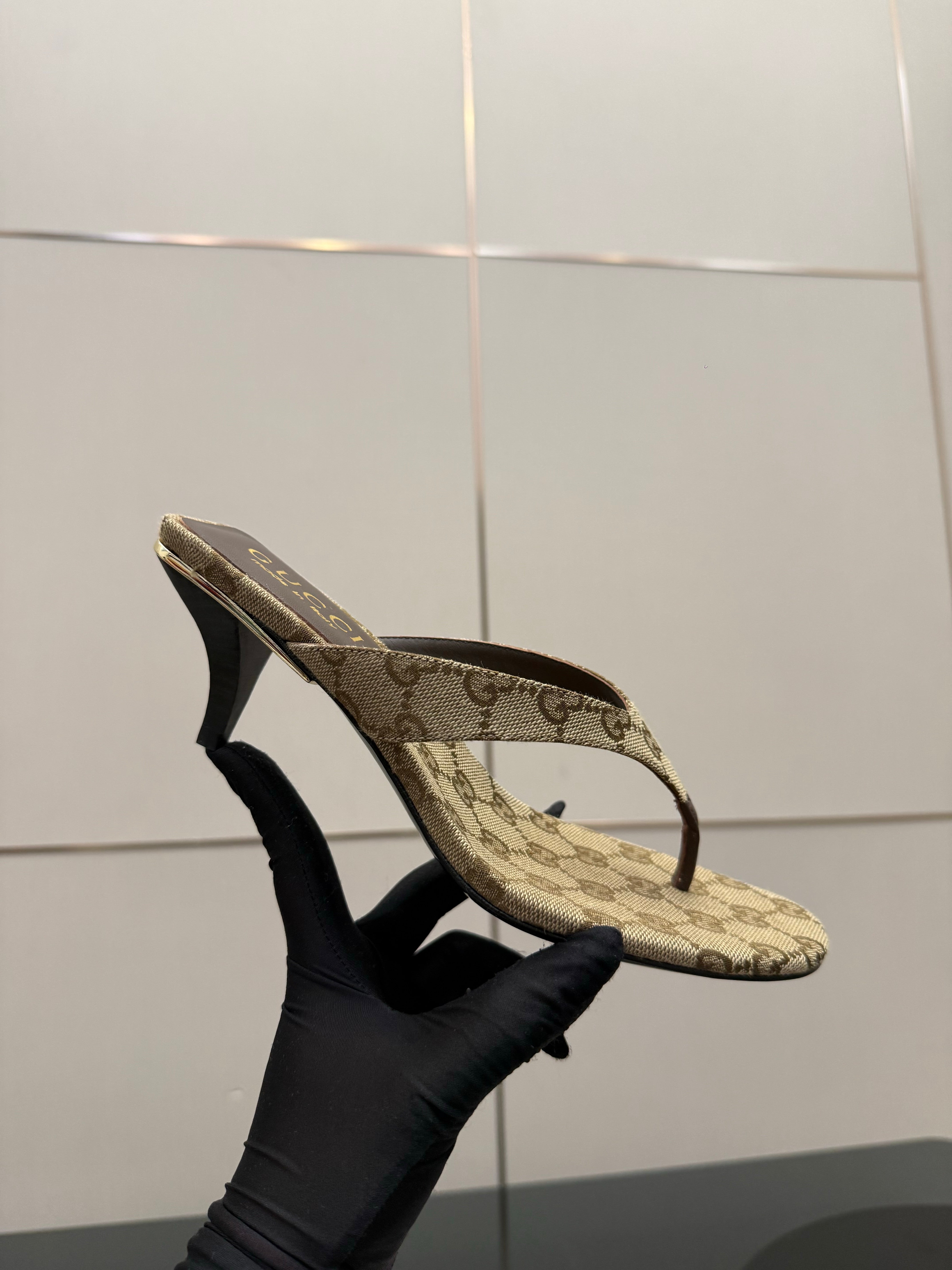 Gucci 2026 Vittoria Thong Sandals 55mm Sand Brown Canvas Leather 726151