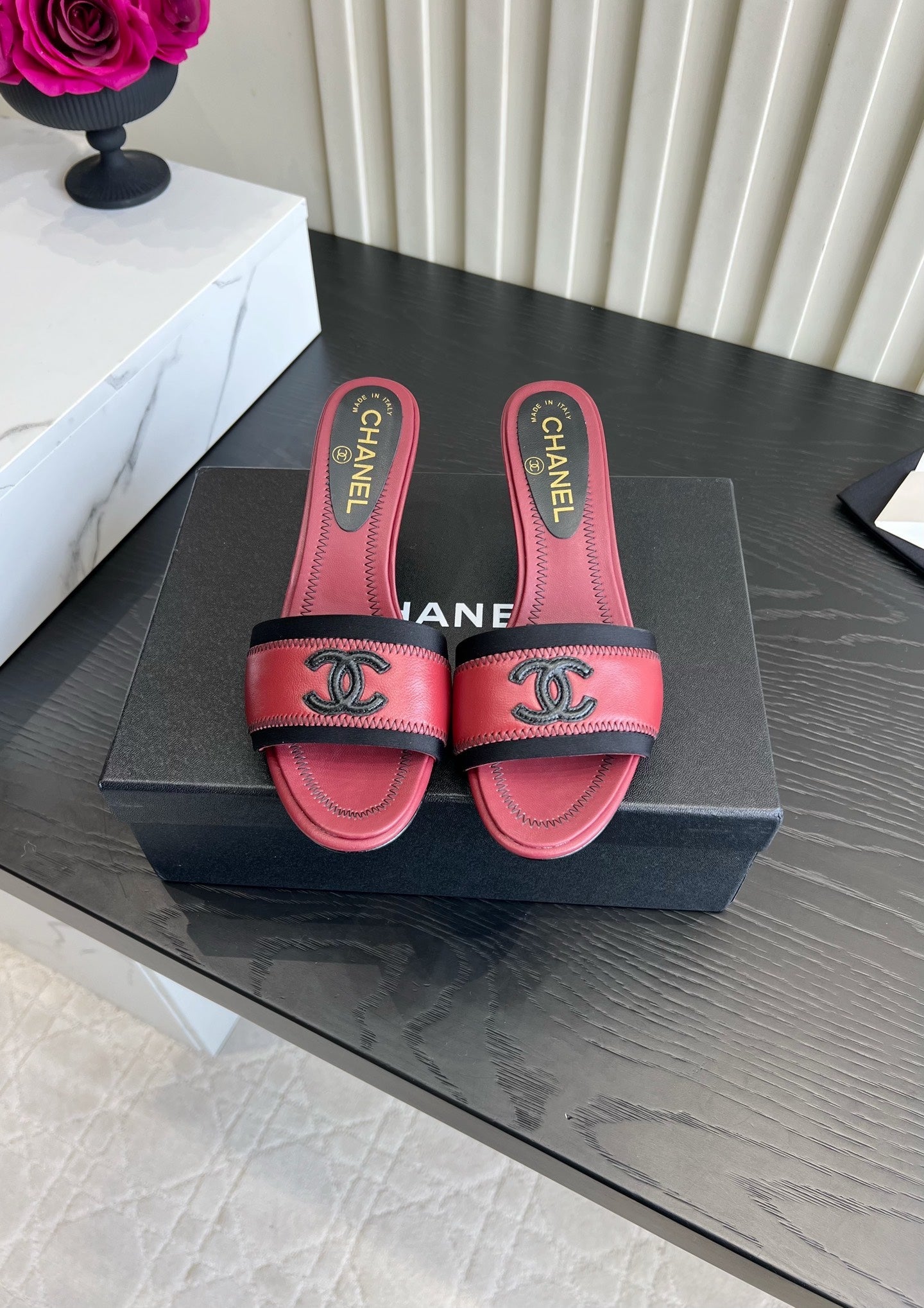 Chanel 2026 Contrast Stitch Kitten Heel Sandals 50mm Sheepskin 977098