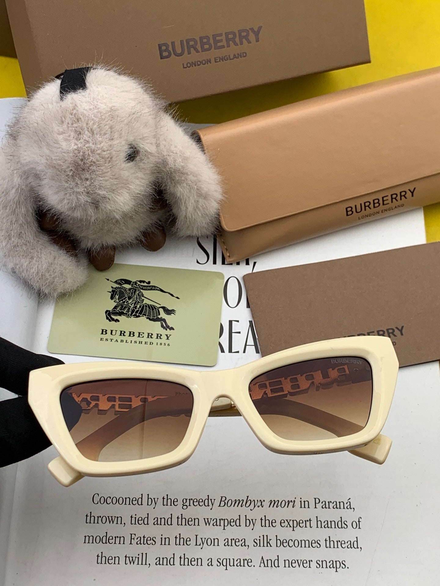 Burberry Sunglasses 559695