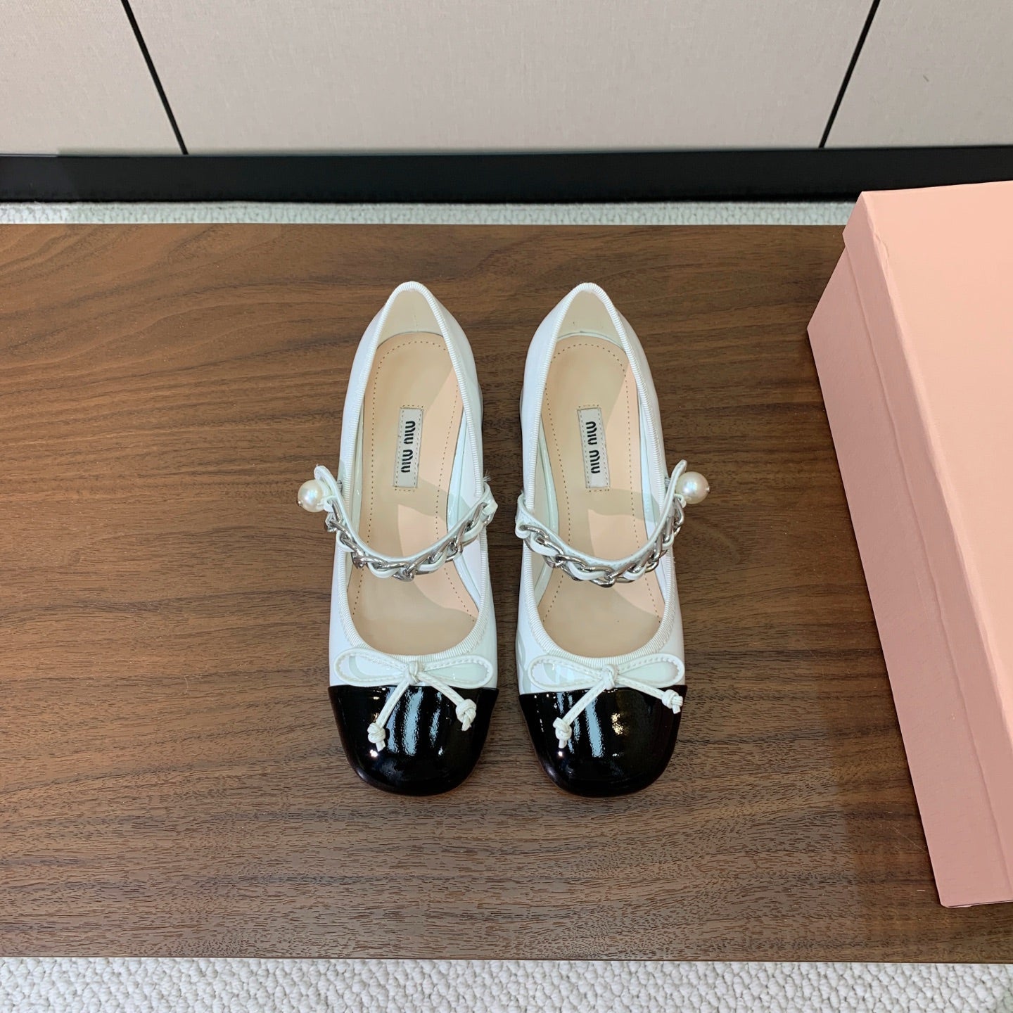 Miu Miu 2026 Pearl Chain Pumps 45mm White Black Patent Leather 994101