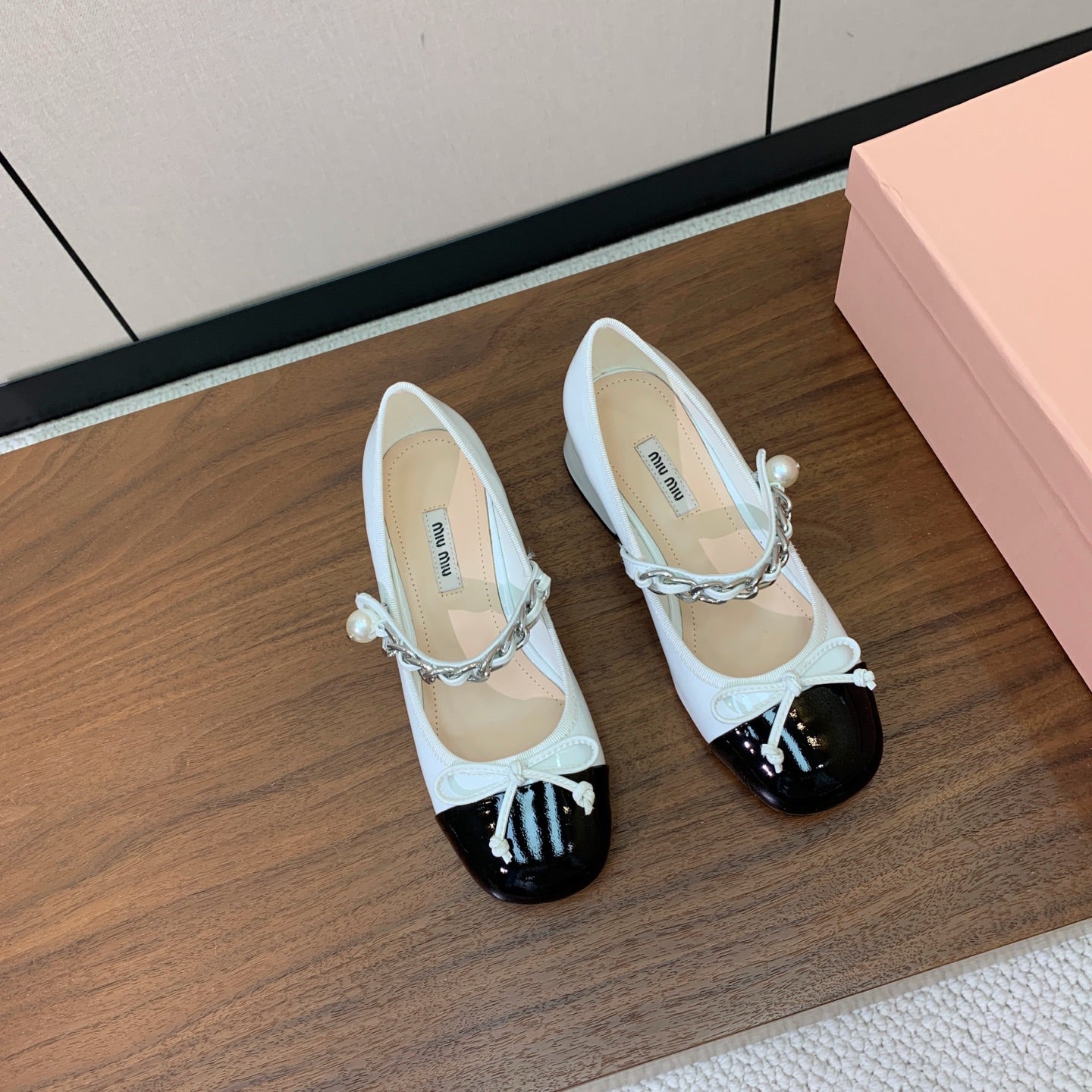 Miu Miu 2026 Pearl Chain Pumps 45mm White Black Patent Leather 994101