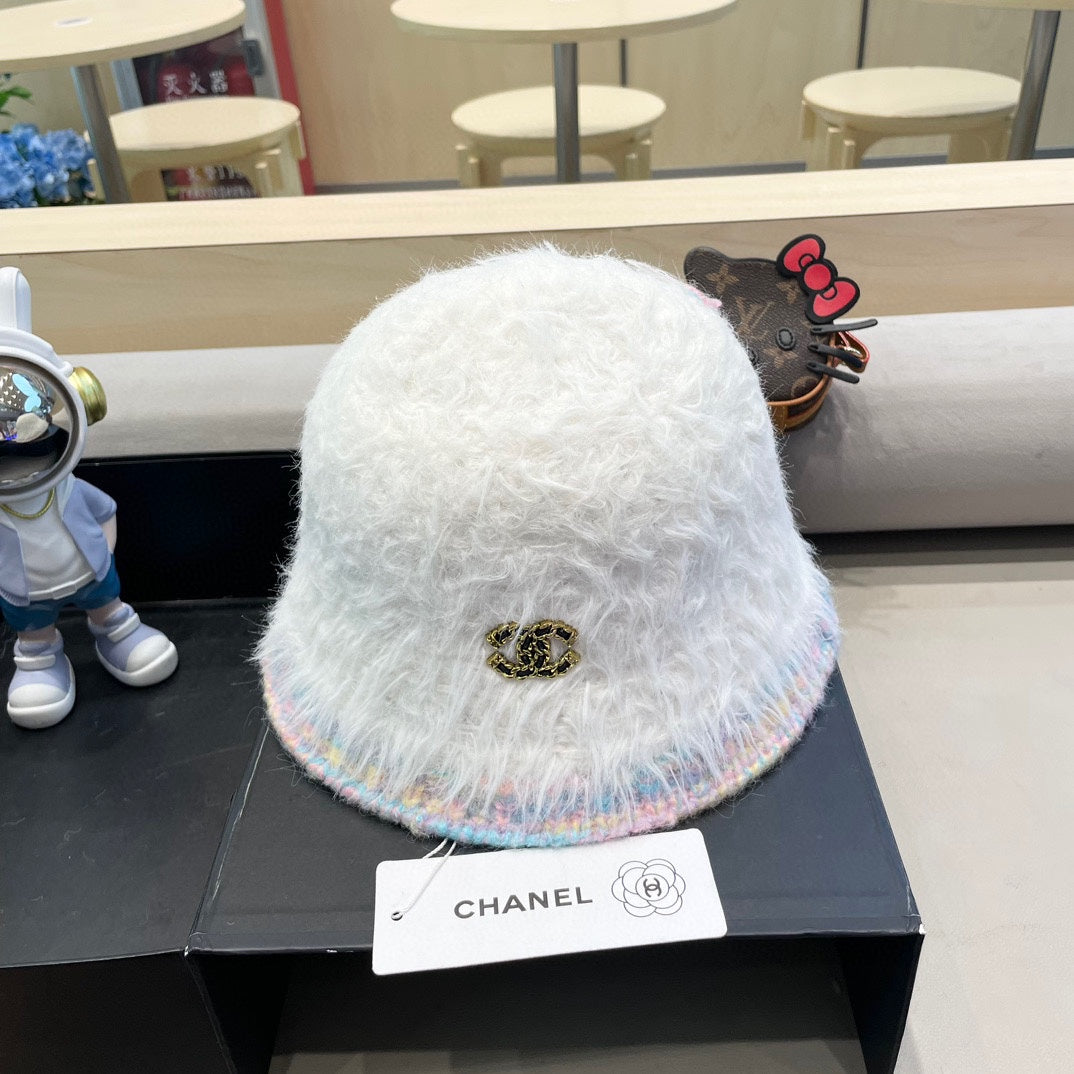 BUCKET HAT IN WHITE LAMB FUR 419468