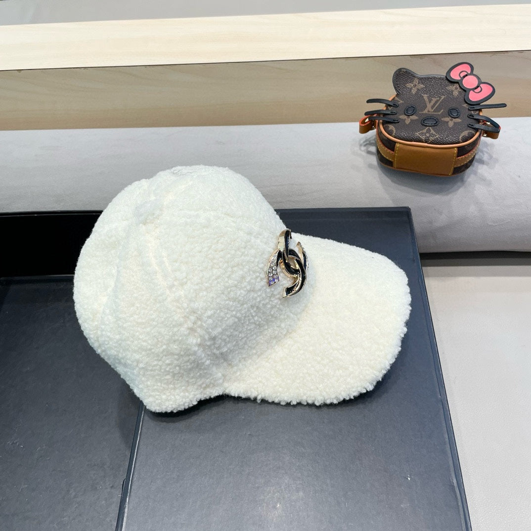 BASEBALL HAT IN WHITE LAMB FUR 424251