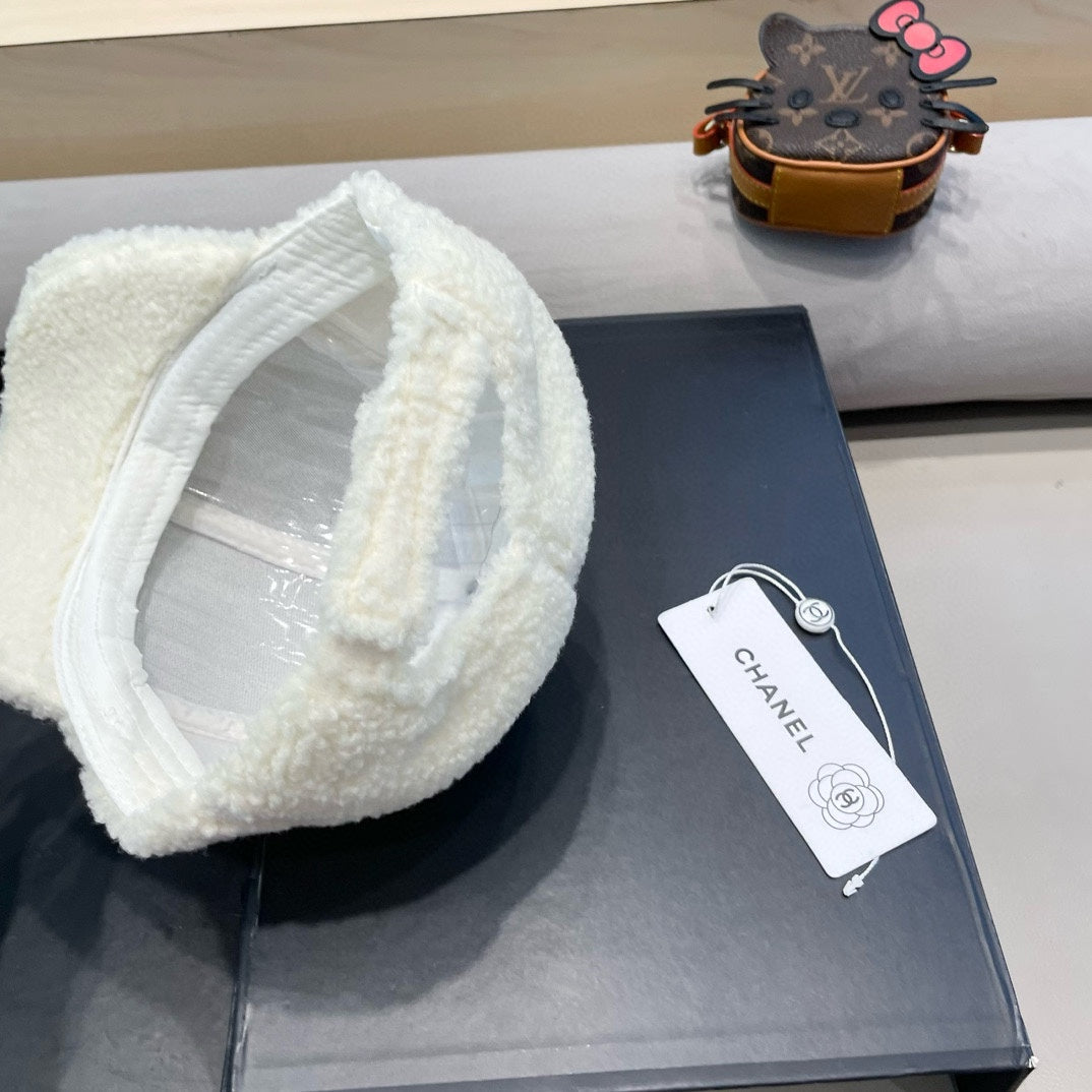 BASEBALL HAT IN WHITE LAMB FUR 424251