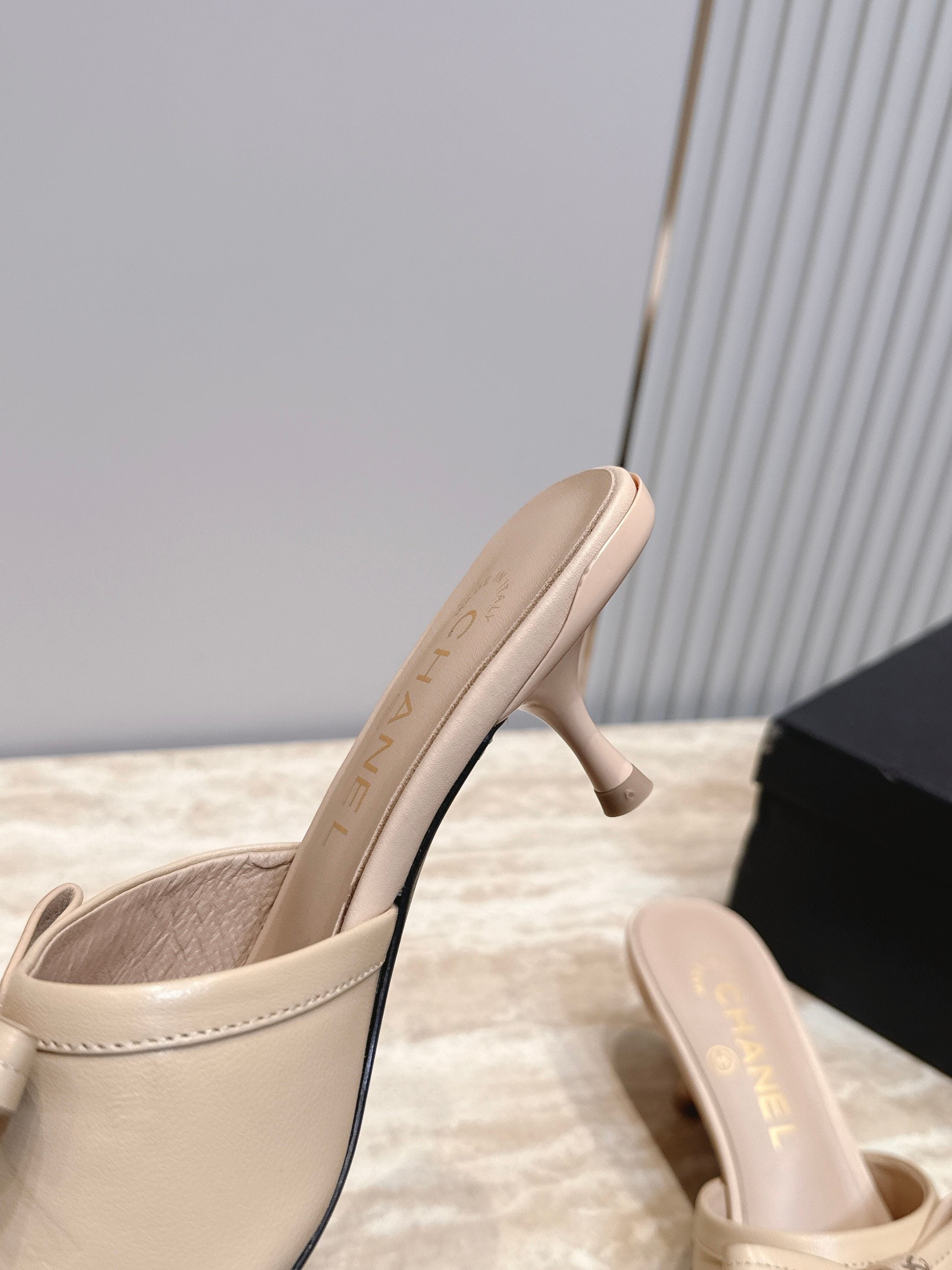 Channel 2026 Bow Mule 45mm Calfskin 899005