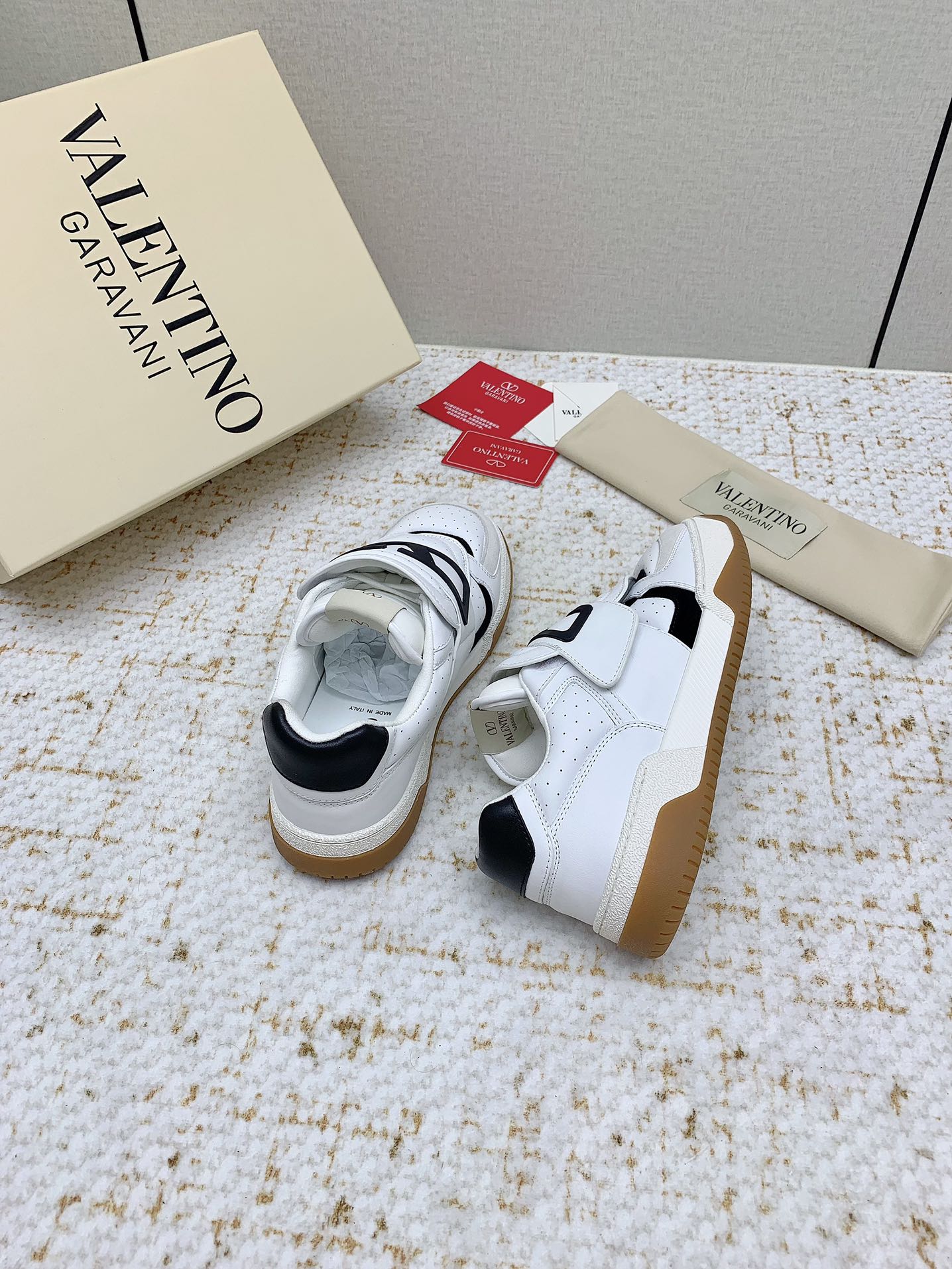 VT 25 Joy Play Low Top Sneaker White Black Cowhide 331681