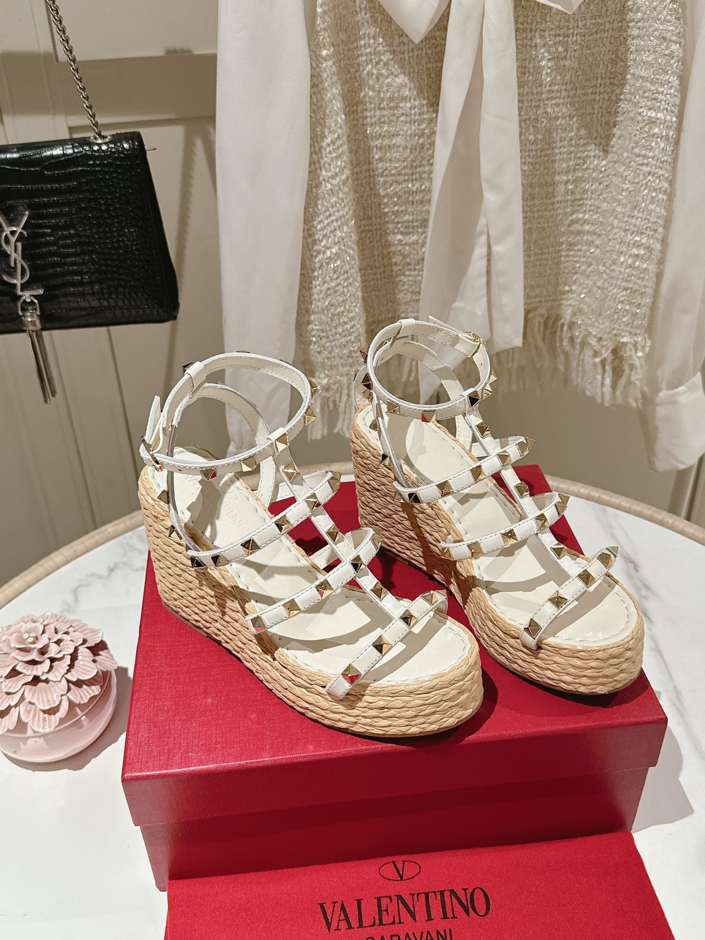 Rockstud Ankle Strap Wedge Sandal In White Calfskin Leather And Beige Raffia 100mm 829388