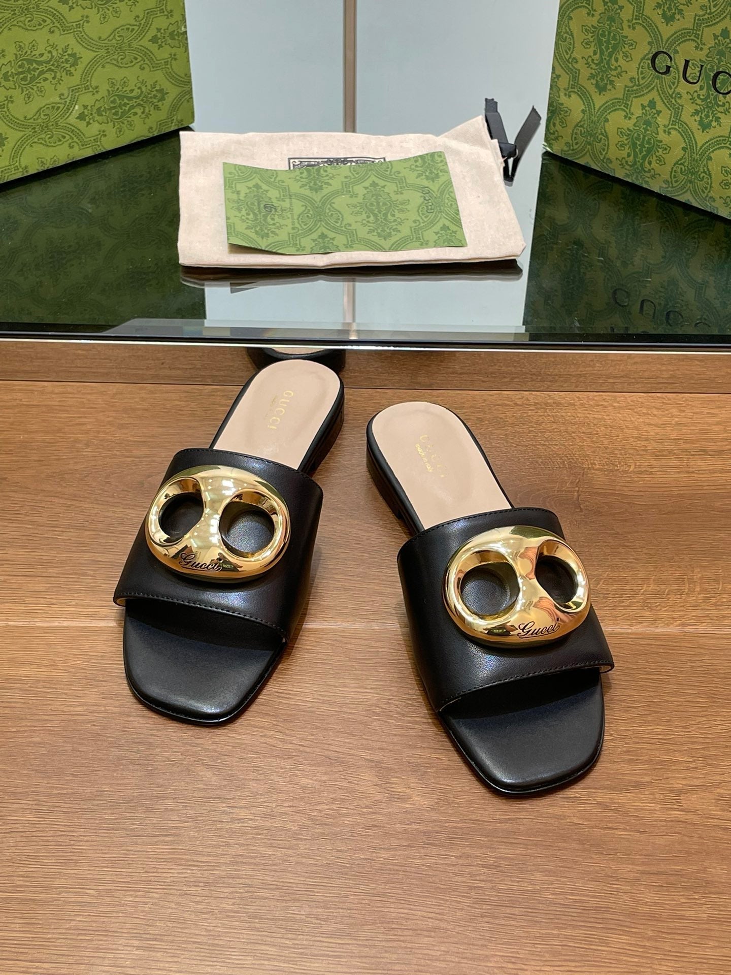 FLAT MULE IN BLACK CALFSKIN