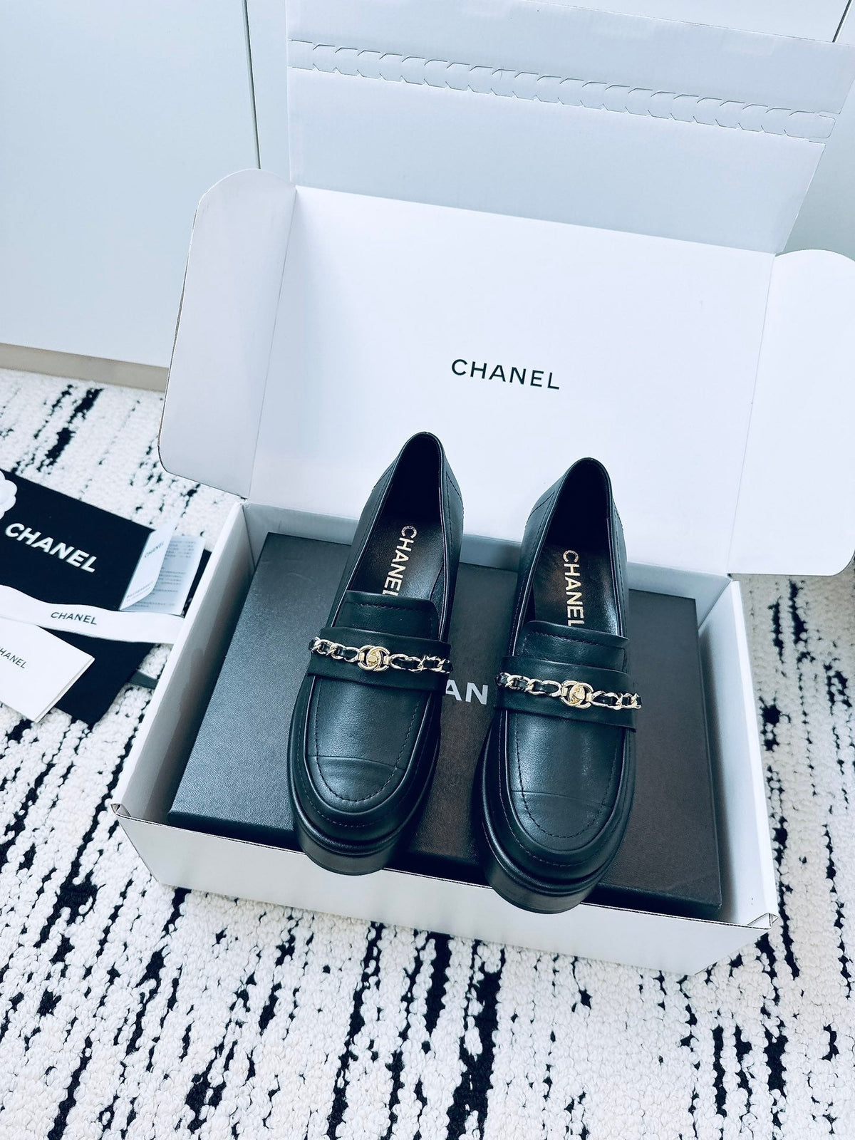 CC Moccasins 55mm In Black Glossy Lambskin With Chain 144477