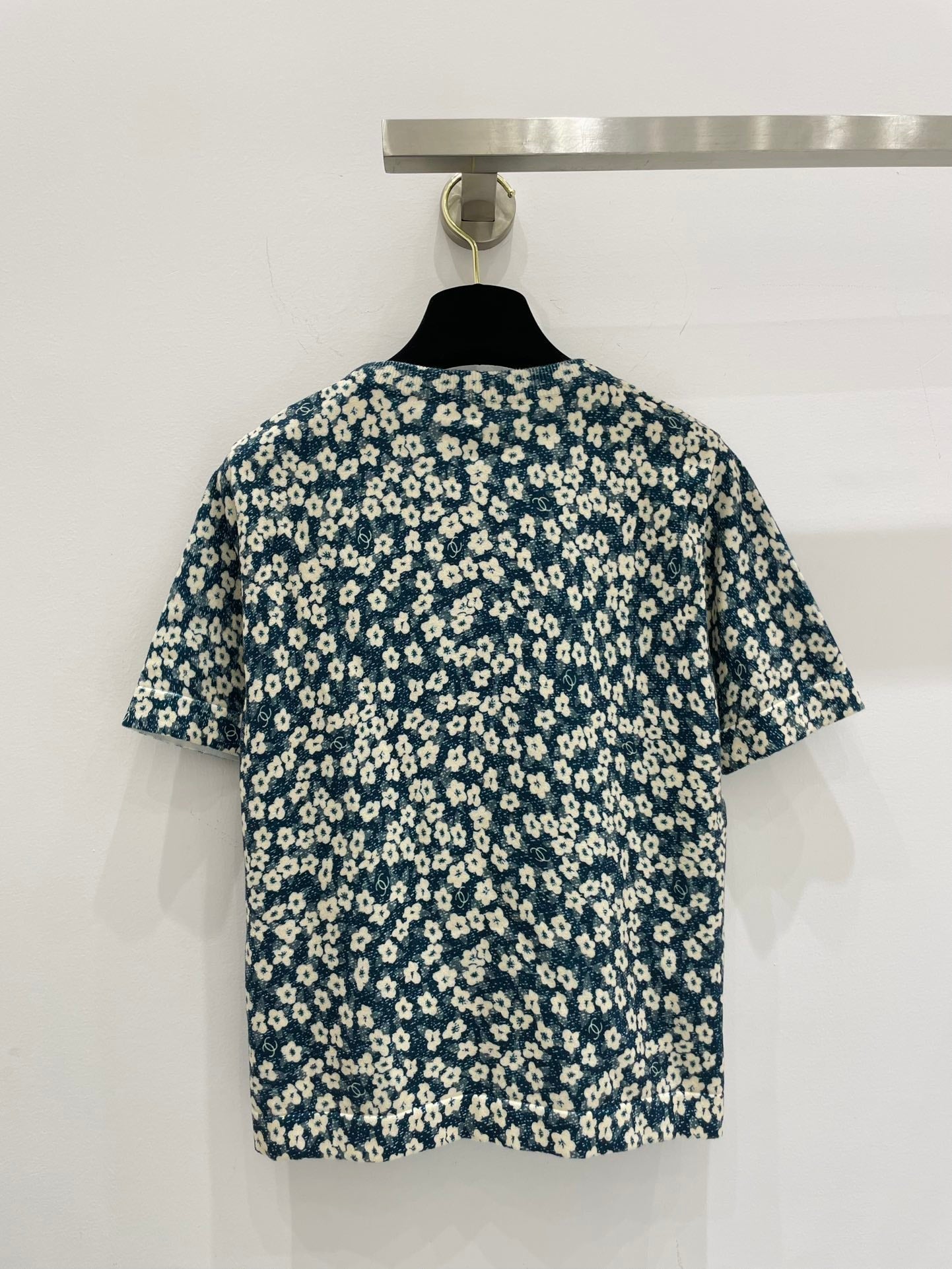 Chanel T-shirts and cut-and-sewn tops  229466