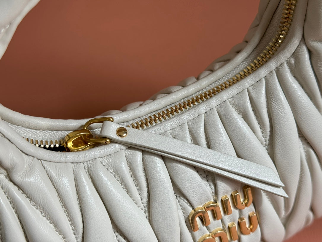 WANDER MATELASSÃ‰ HANDBAG 23 IN WHITE LAMBSKIN