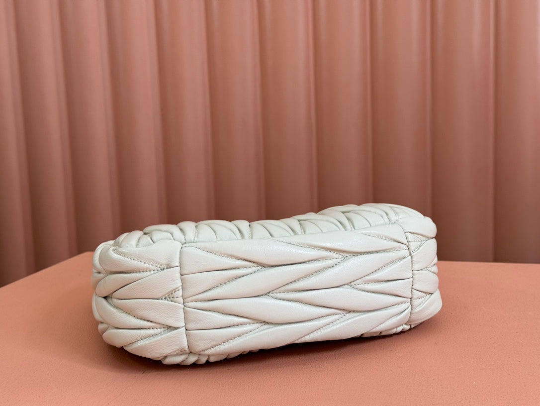 WANDER MATELASSÃ‰ HANDBAG 23 IN WHITE LAMBSKIN
