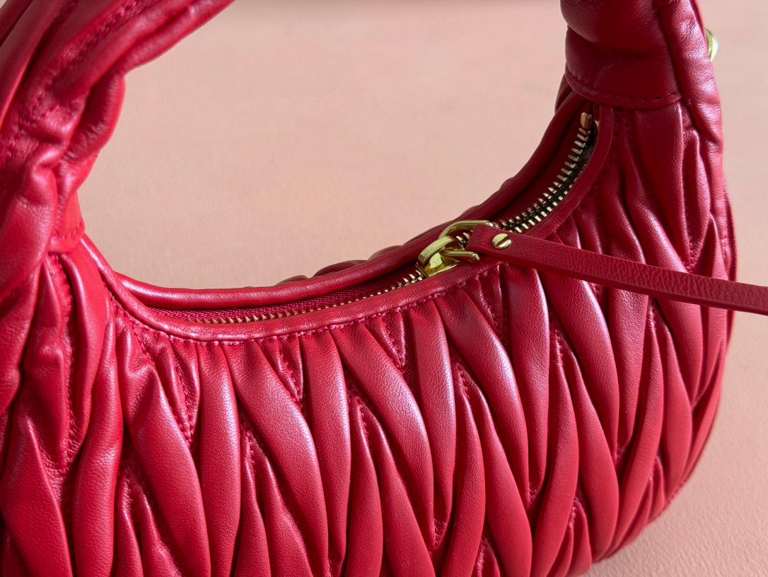 WANDER MATELASSÃ‰ HANDBAG 23 IN CERISE RED LAMBSKIN