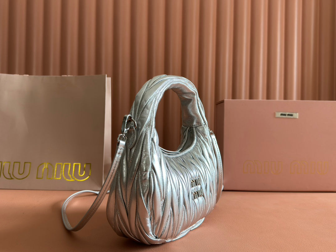 WANDER MATELASSÃ‰ HANDBAG 23 IN SILVER PATENT LAMBSKIN