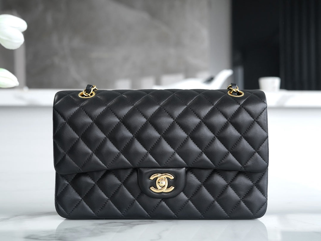 CLASSIC FLAP 25 BLACK LAMBSKIN GOLD HARDWARE