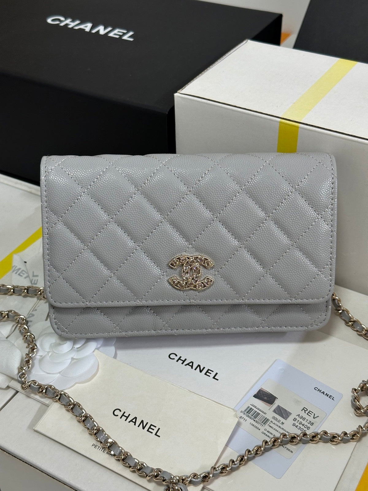 CC 25P Wallet On Chain 19cm Light Gray Cowhide Heart Rhinestone 243598