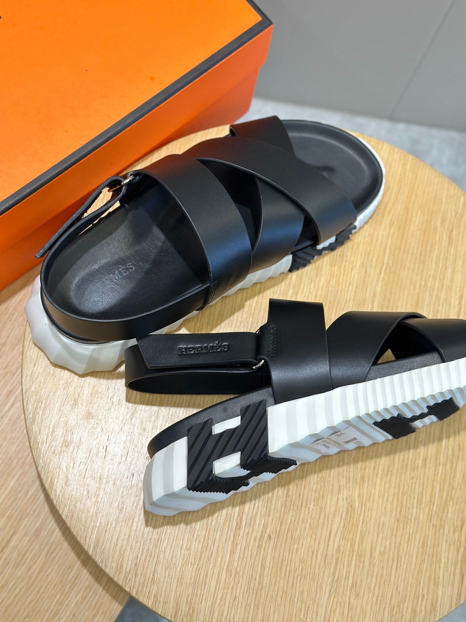 HM ELECTRIC SANDAL BLACK AND WHITE CALFSKIN
